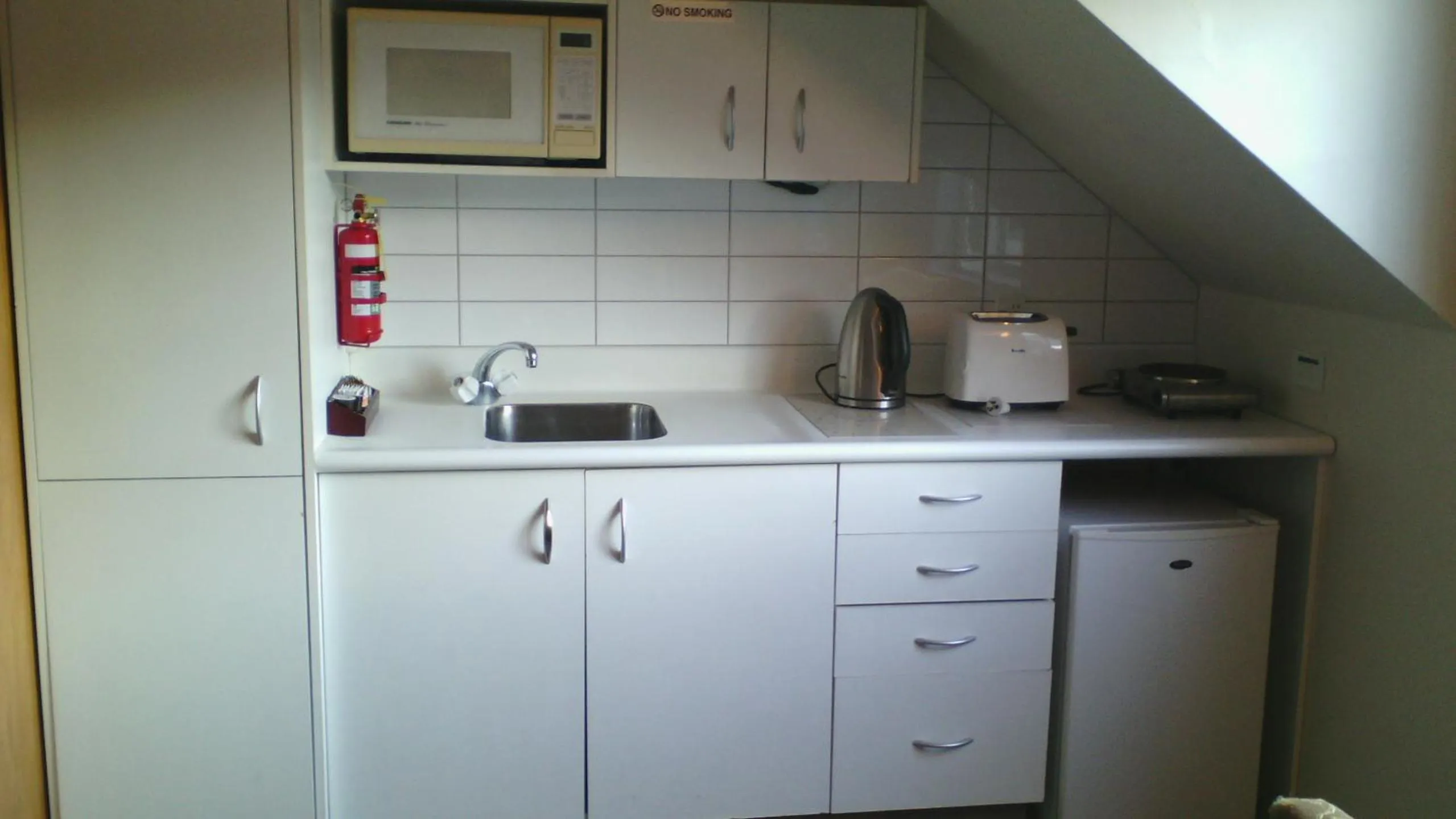 Kitchen or kitchenette in Wellington 747 Motel