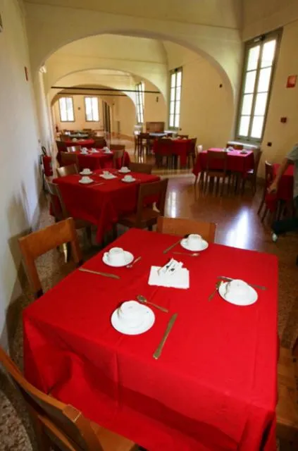Restaurant/places to eat in Student's Hostel Della Ghiara