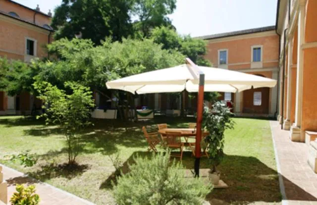 Patio in Student's Hostel Della Ghiara