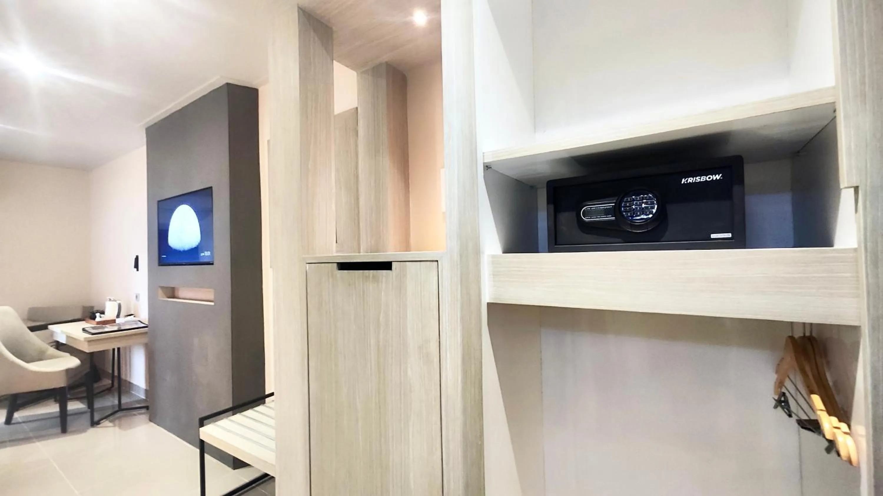 wardrobe in 1O1 URBAN Jakarta Thamrin