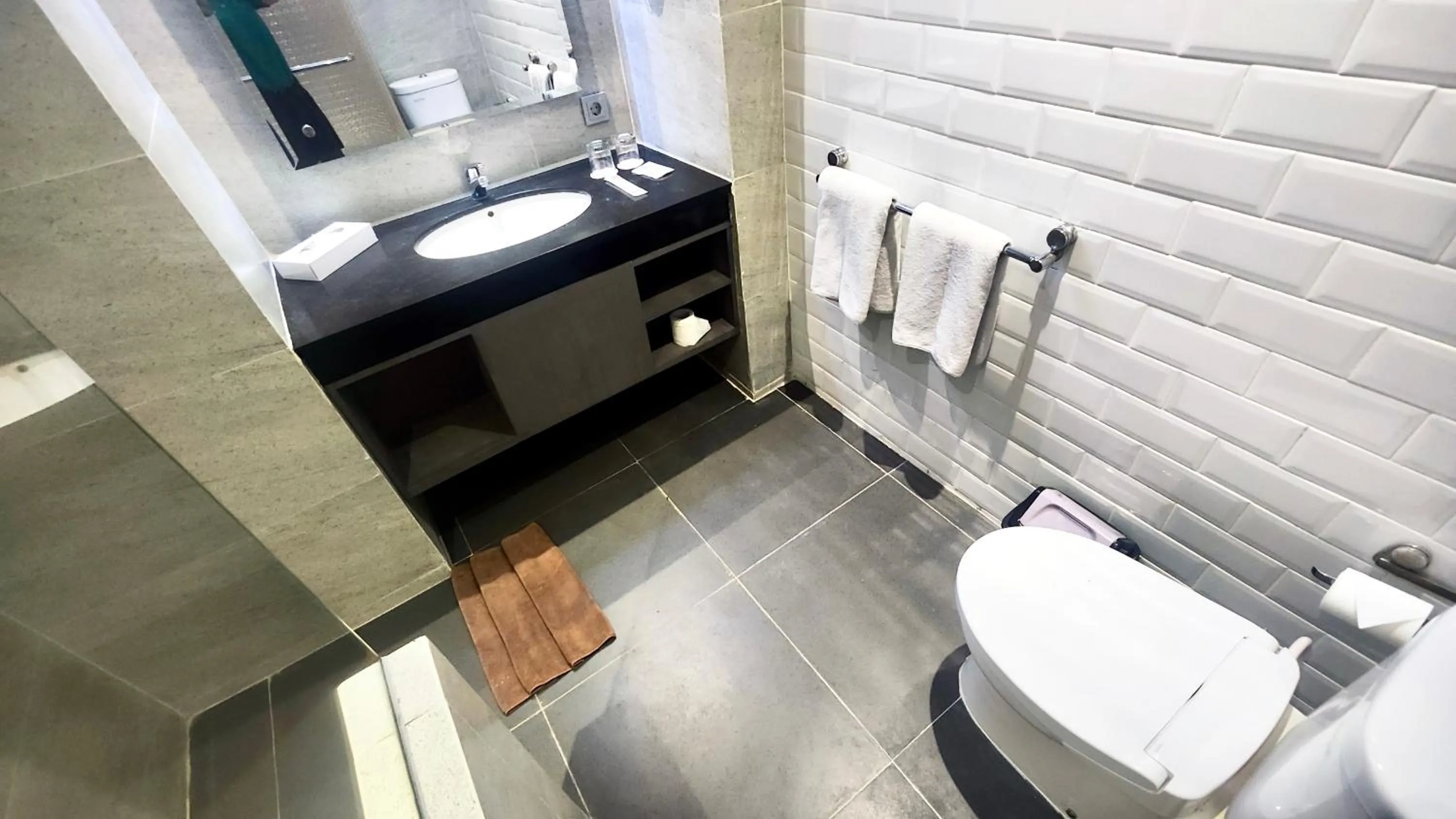 Shower in 1O1 URBAN Jakarta Thamrin