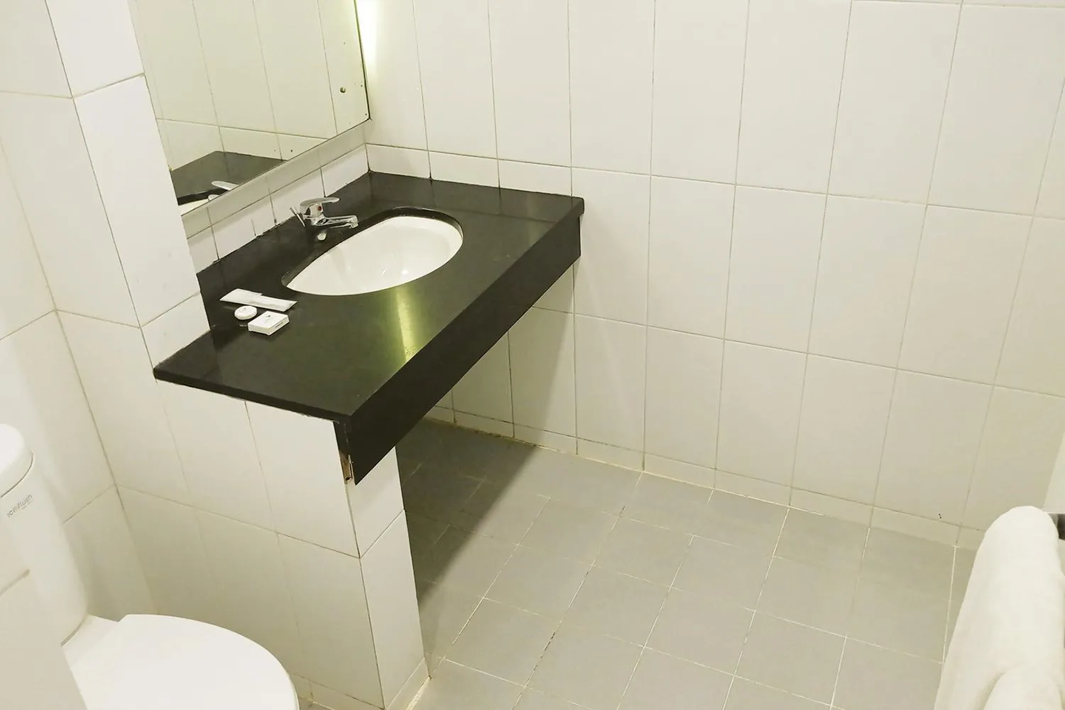 Bathroom in 1O1 URBAN Jakarta Thamrin