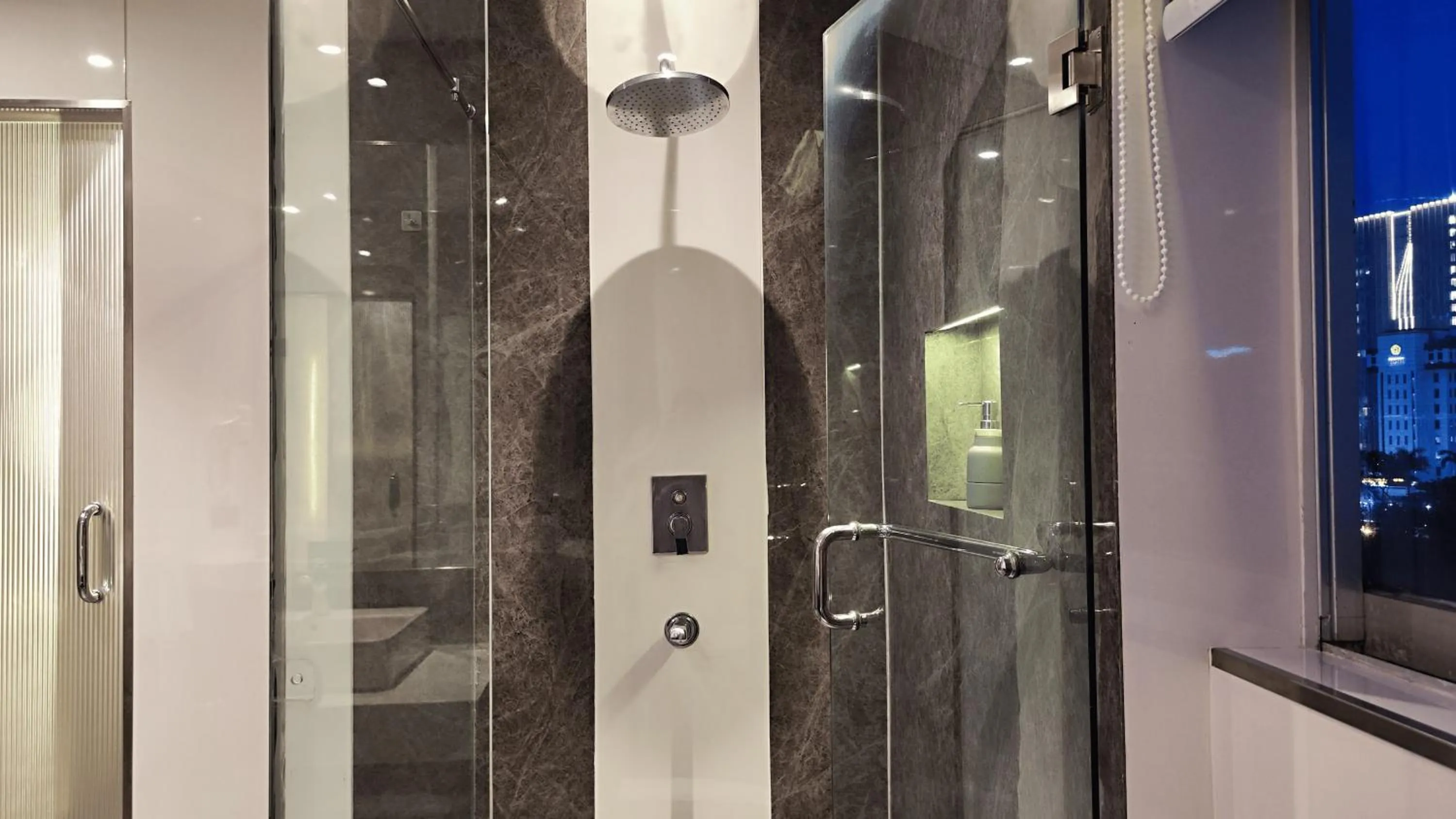 Shower in 1O1 URBAN Jakarta Thamrin
