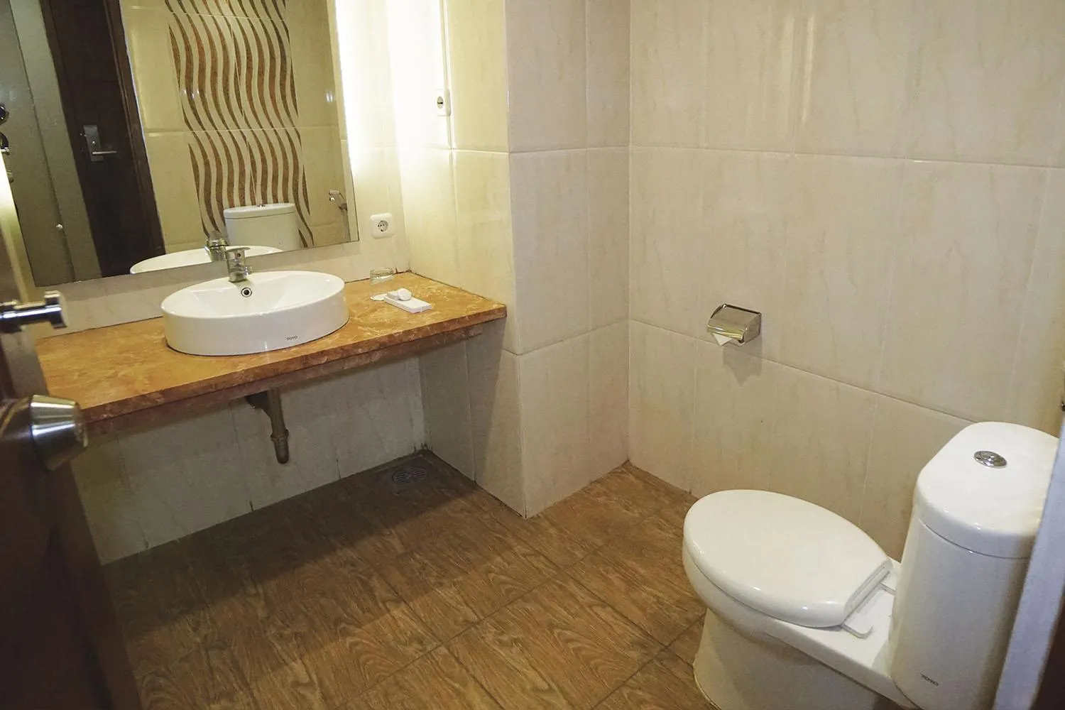 Bathroom in 1O1 URBAN Jakarta Thamrin
