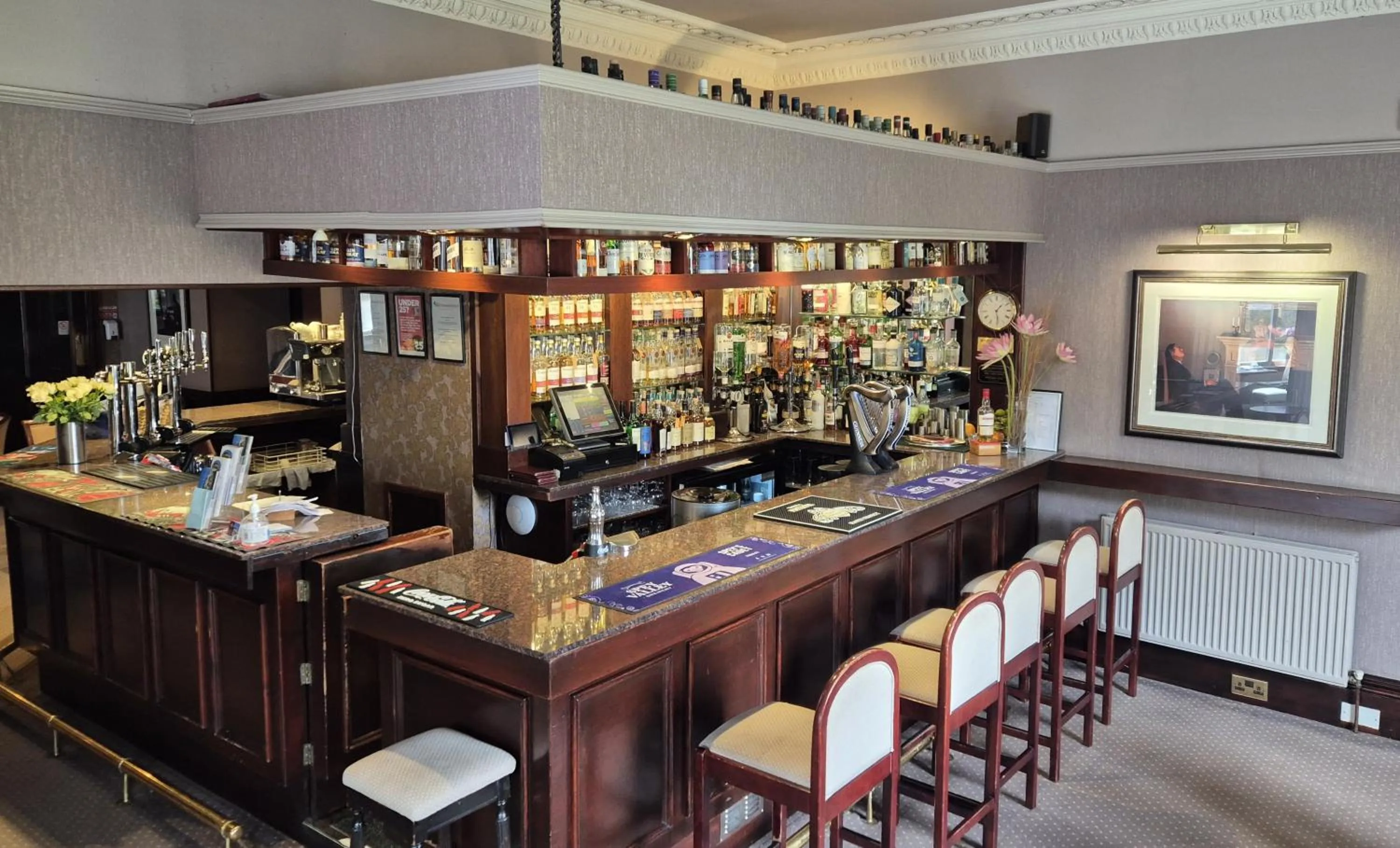 Lounge or bar in Sunninghill Hotel