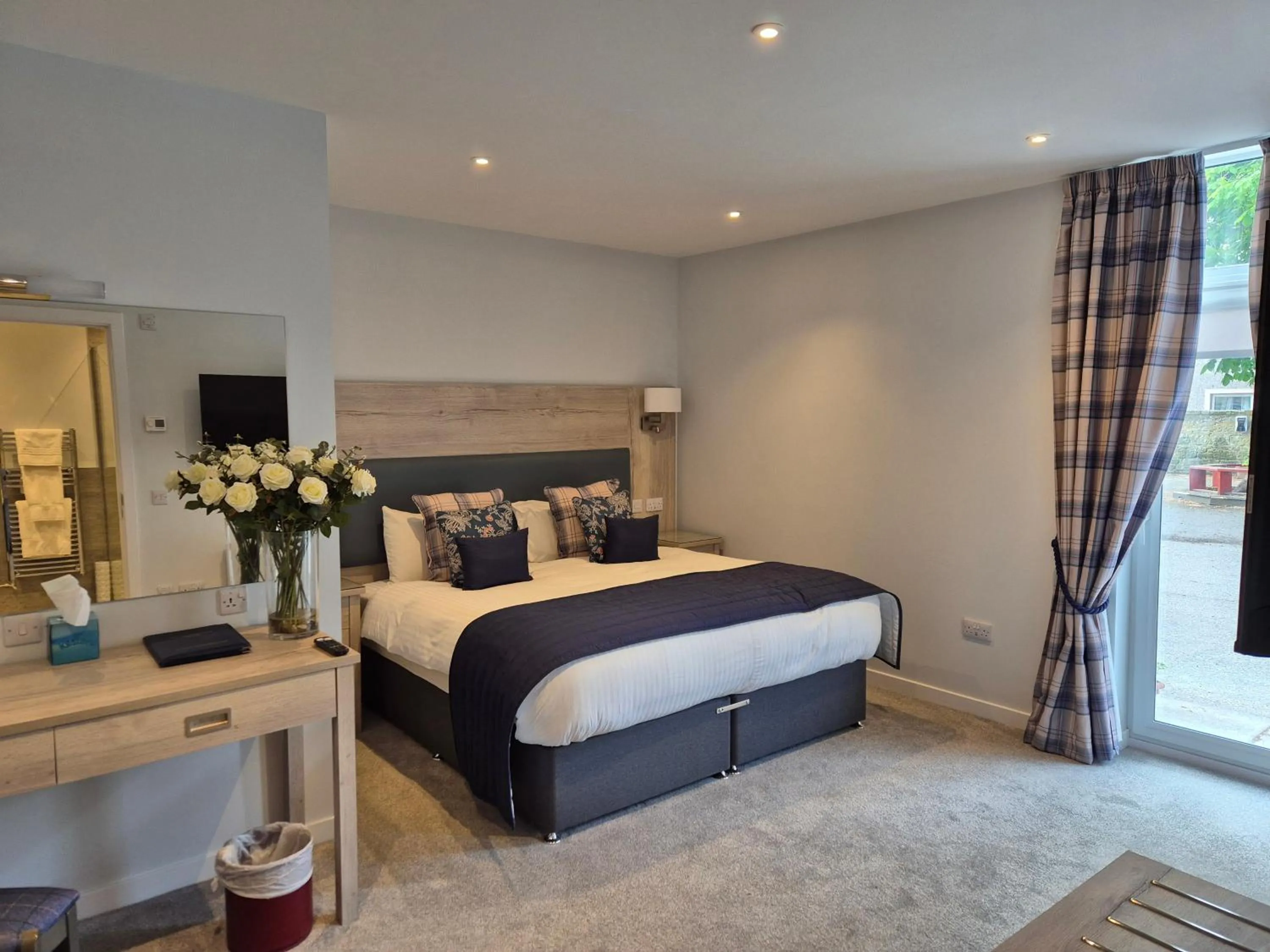 Photo of the whole room, Bed in Sunninghill Hotel