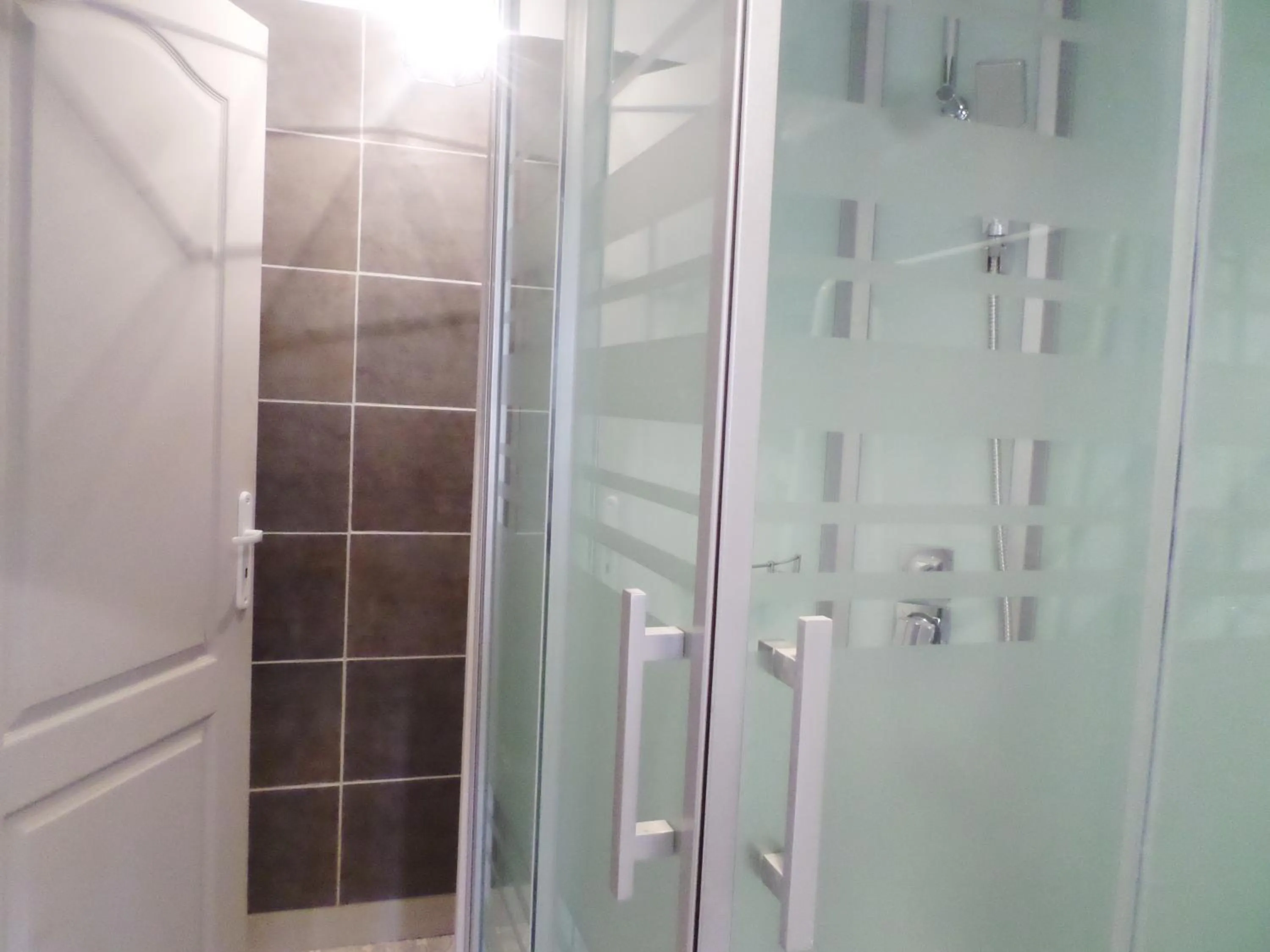 Shower in Les Marronniers