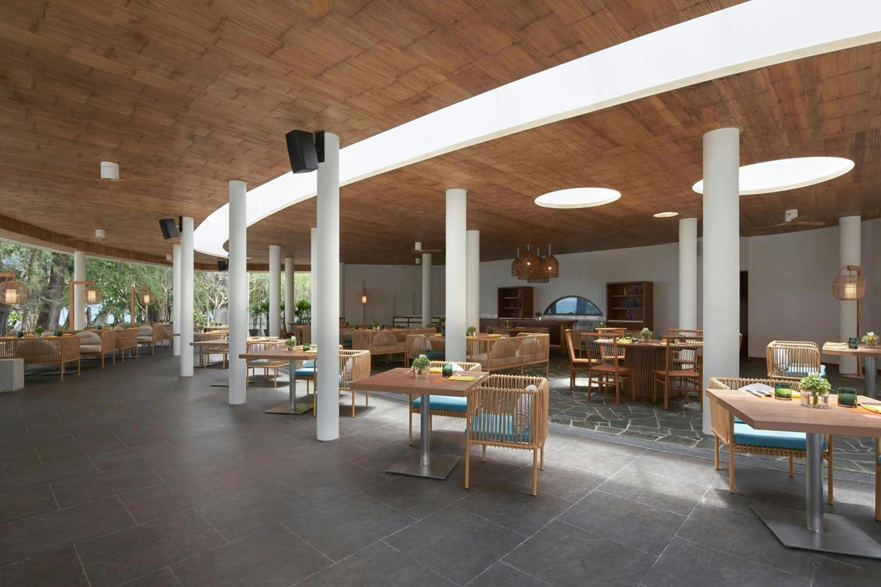 Lounge or bar in Le Meridien Phuket Mai Khao Beach Resort