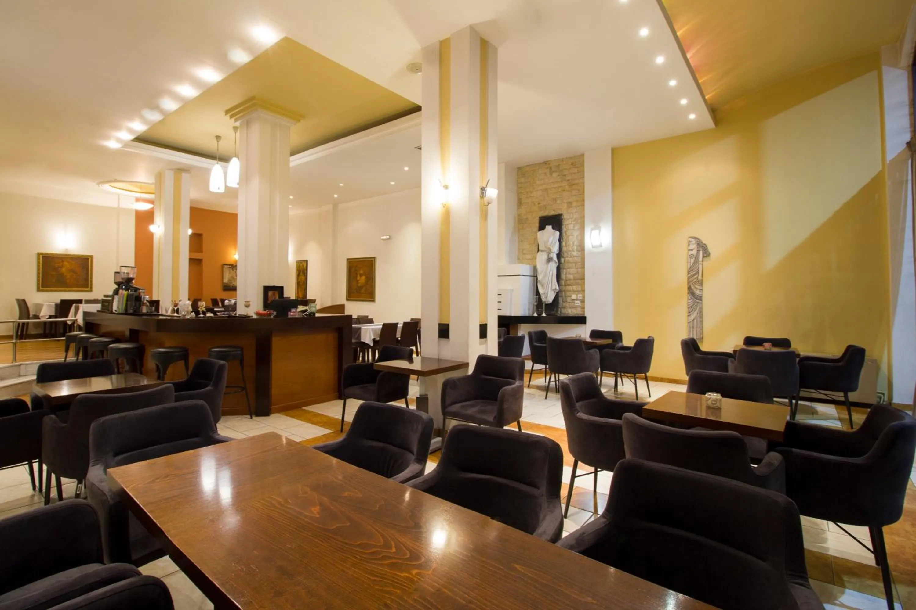 Restaurant/places to eat in Hotel Lithaion