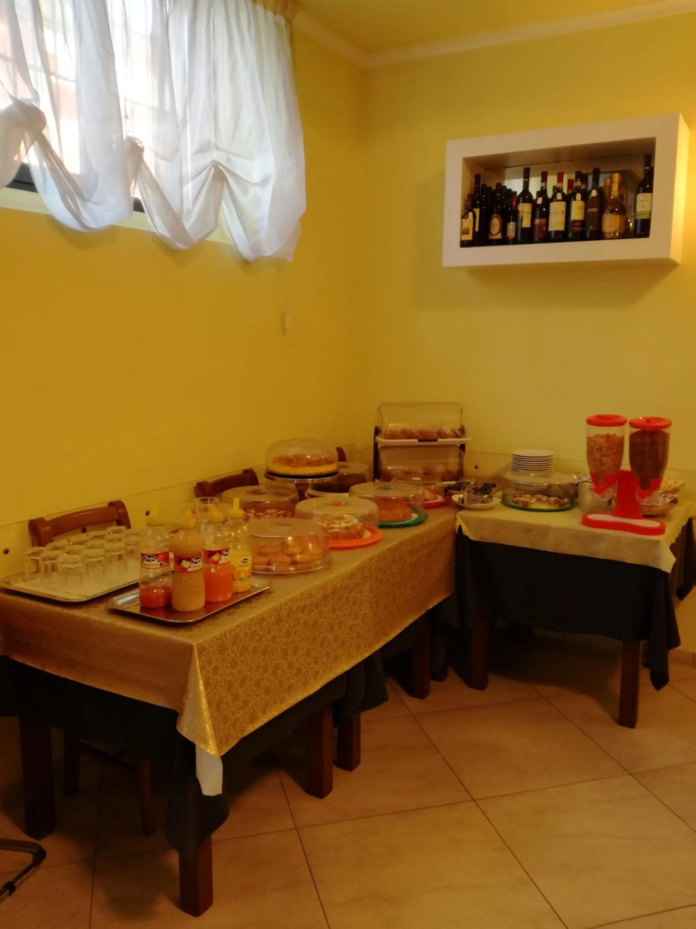 Buffet breakfast in Hotel Aquila