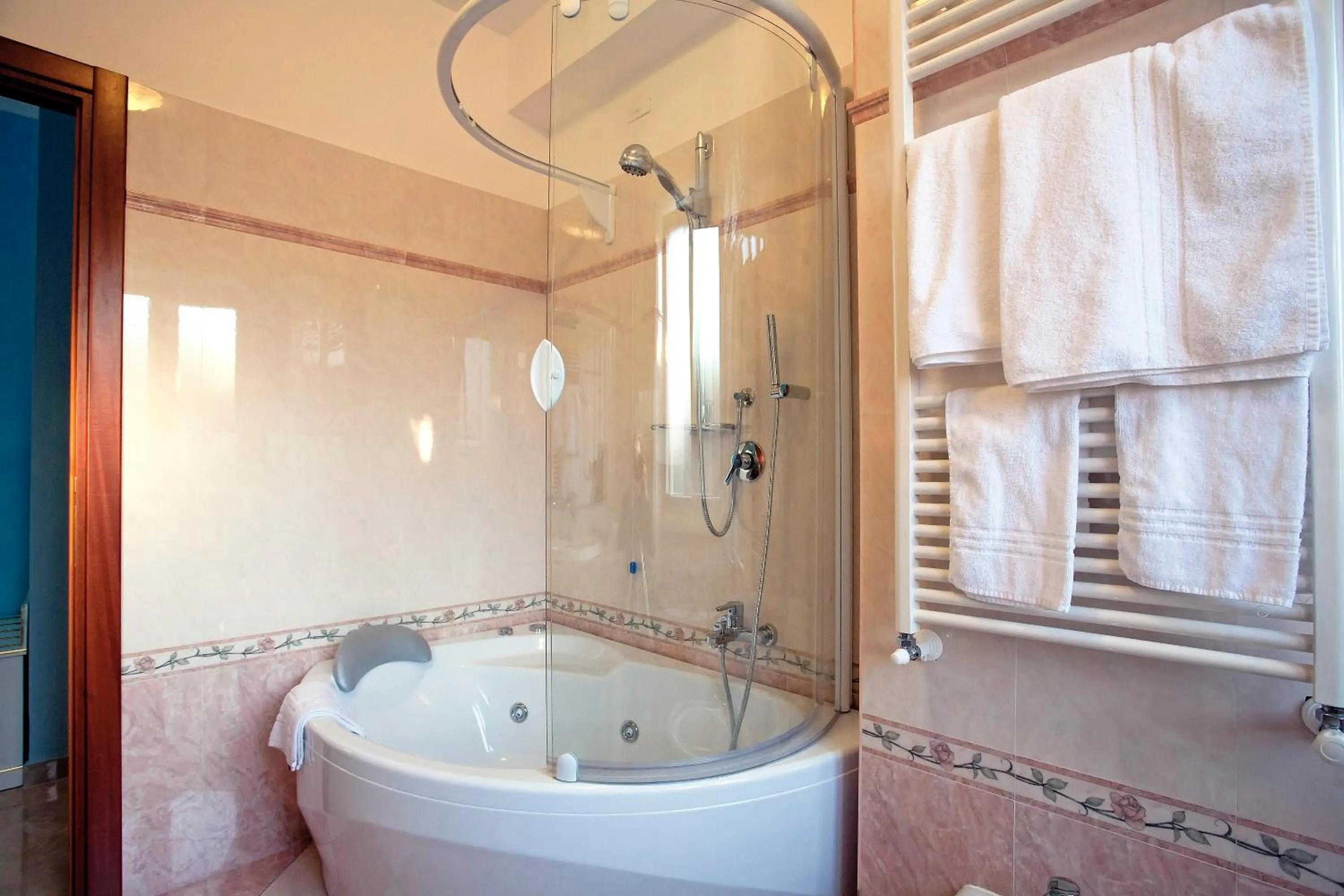 Shower in Hotel Aquila