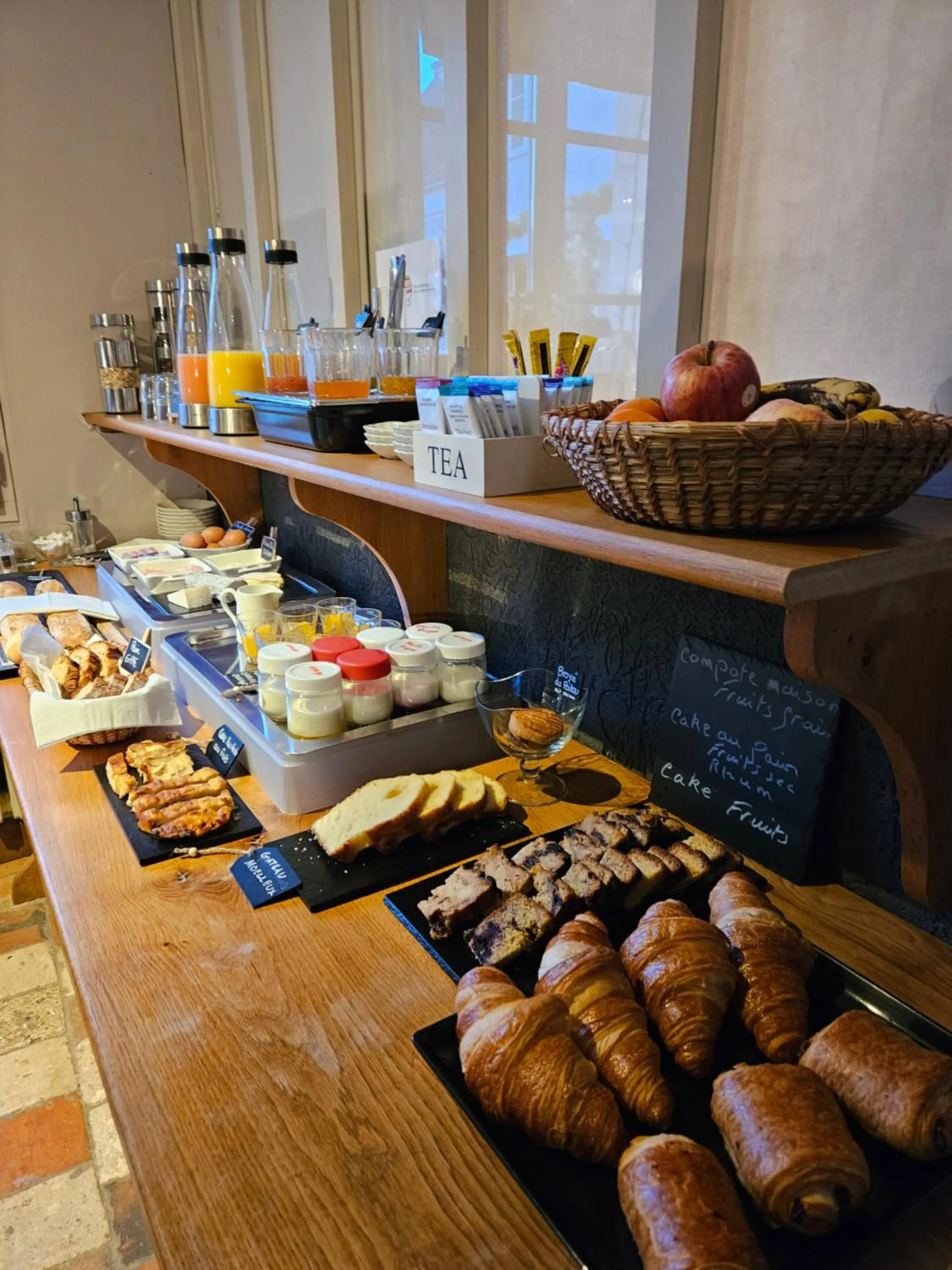 Buffet breakfast in Logis Hôtel Restaurant Relais de la Mothe