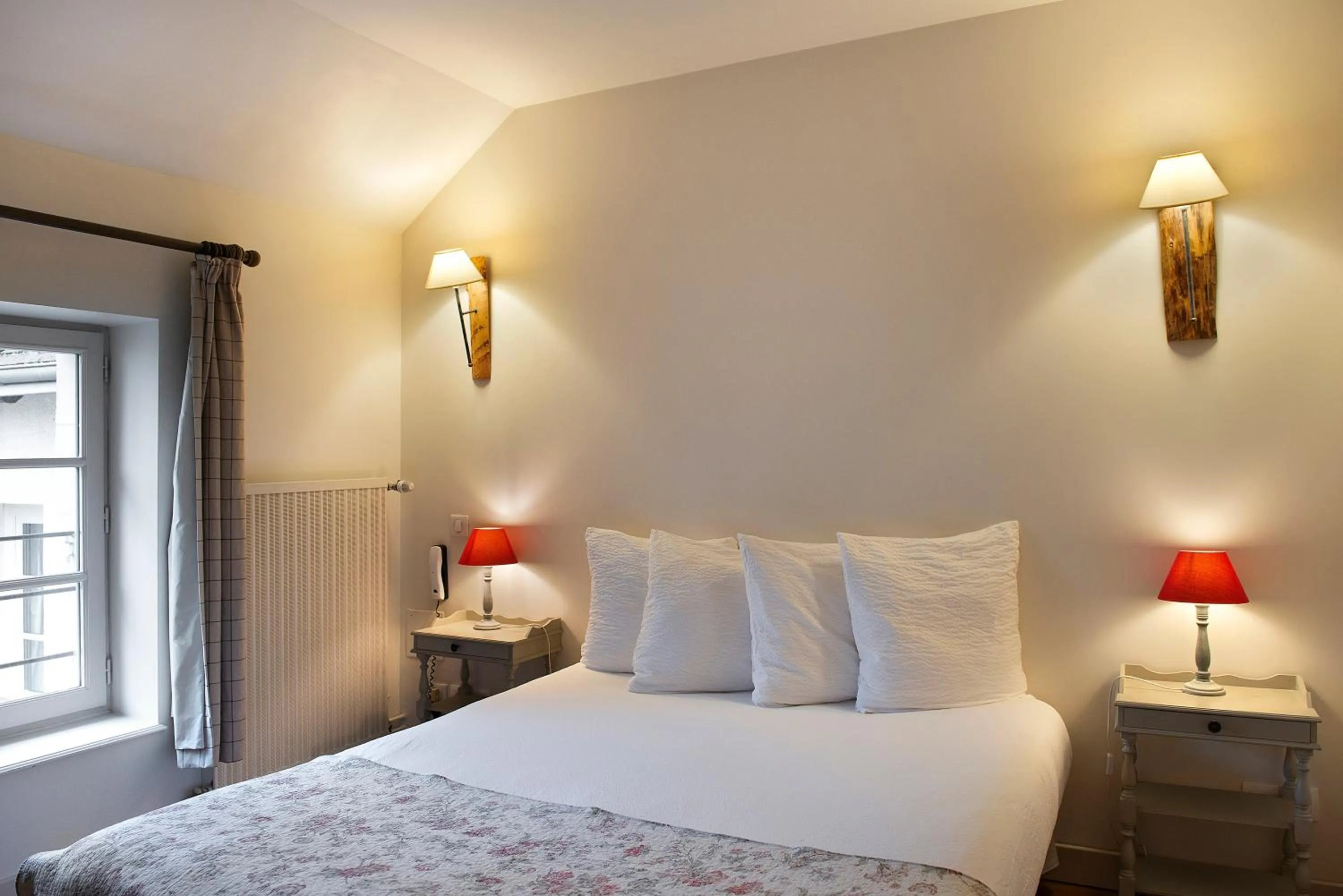 Bed in Logis Hôtel Restaurant Relais de la Mothe