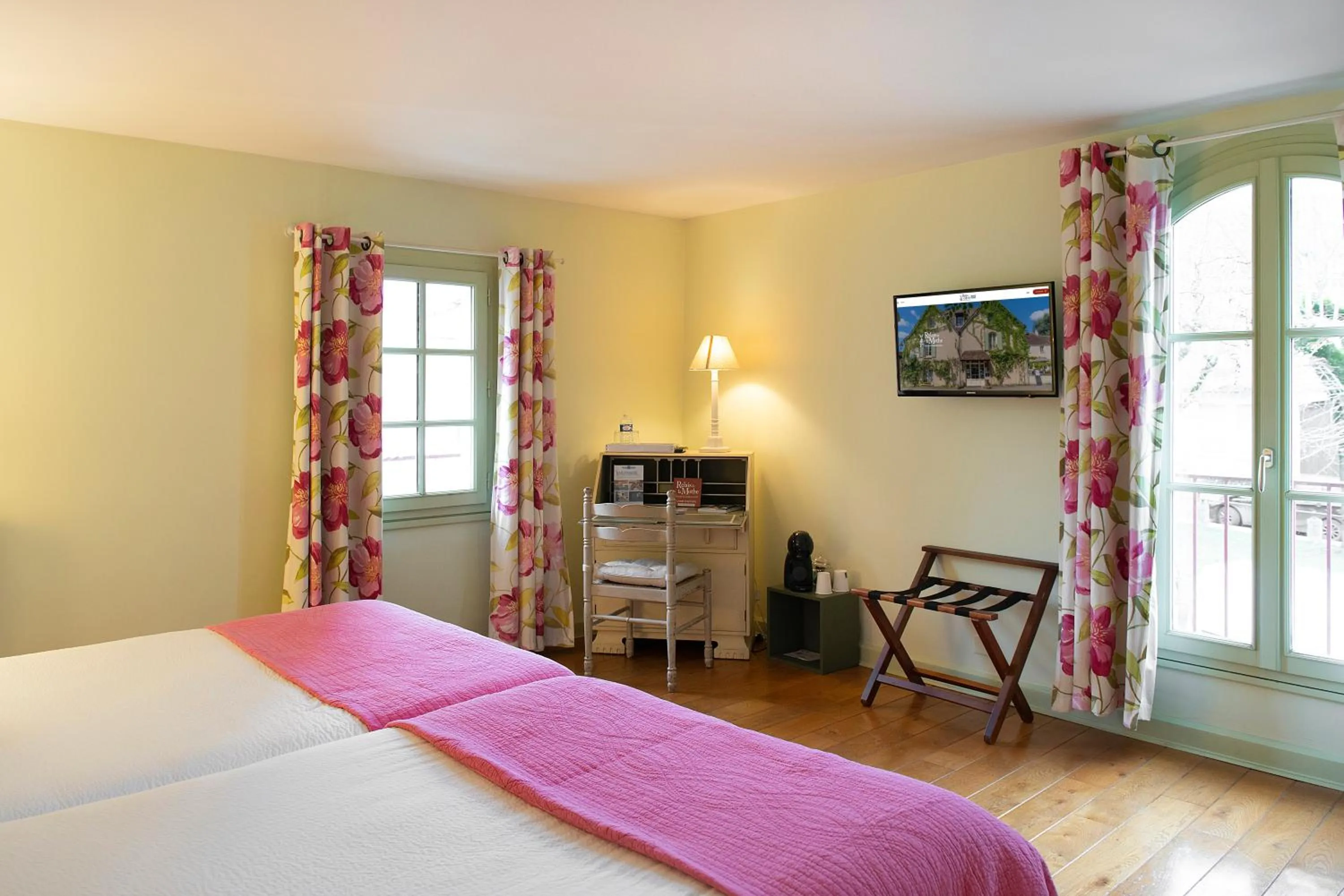 Bed in Logis Hôtel Restaurant Relais de la Mothe