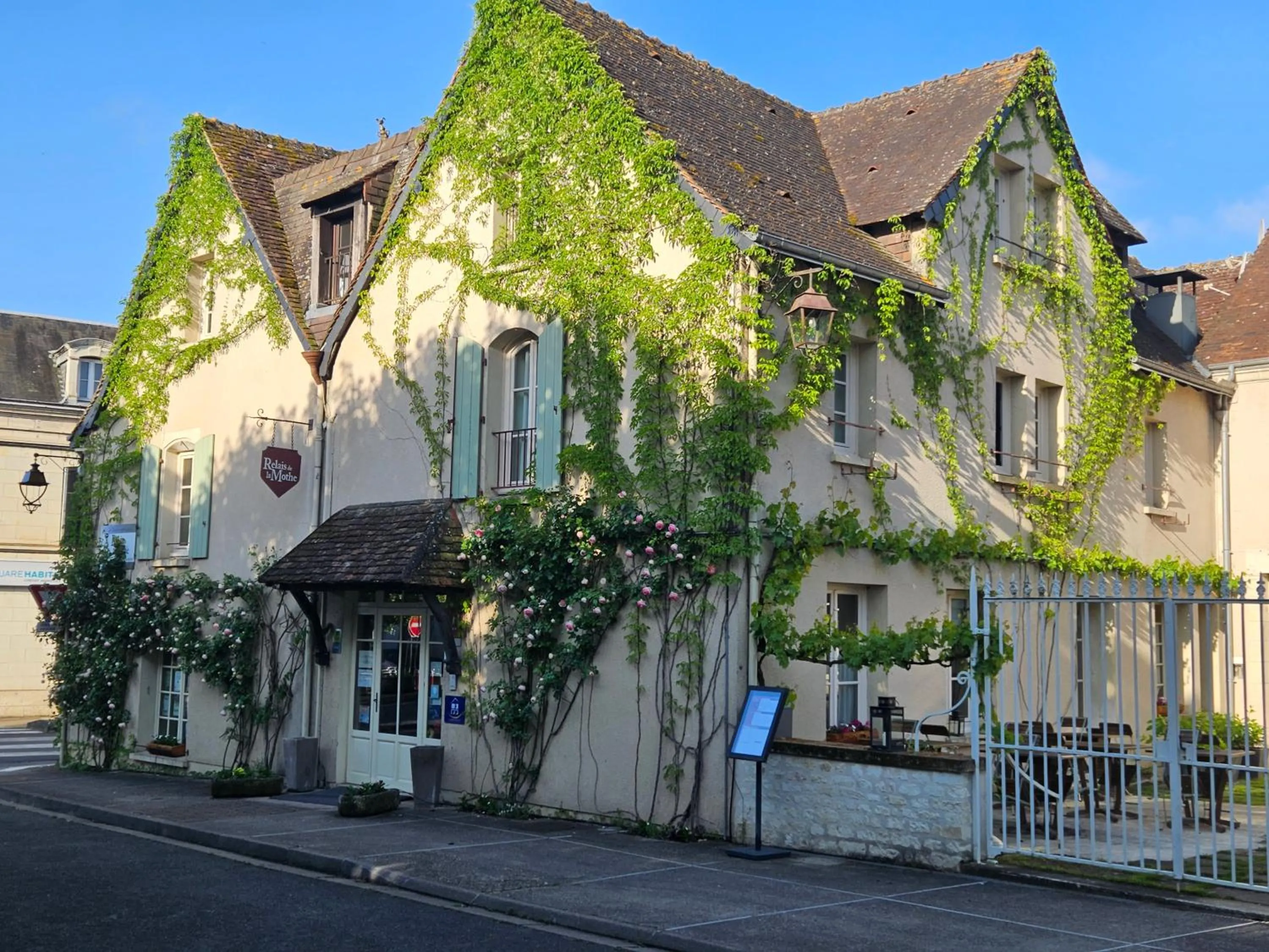 Property building in Logis Hôtel Restaurant Relais de la Mothe