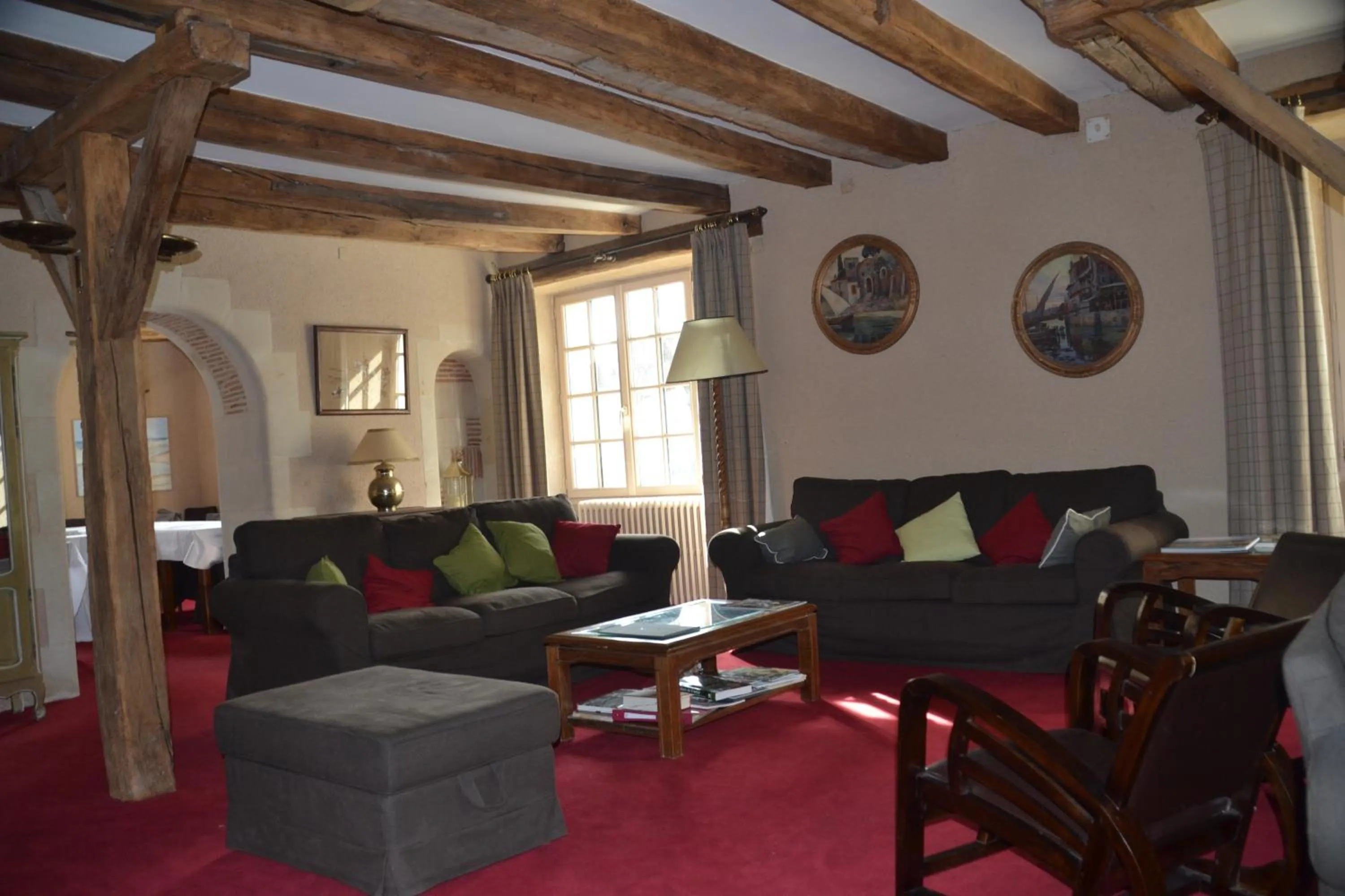 Communal lounge/ TV room in Logis Hôtel Restaurant Relais de la Mothe