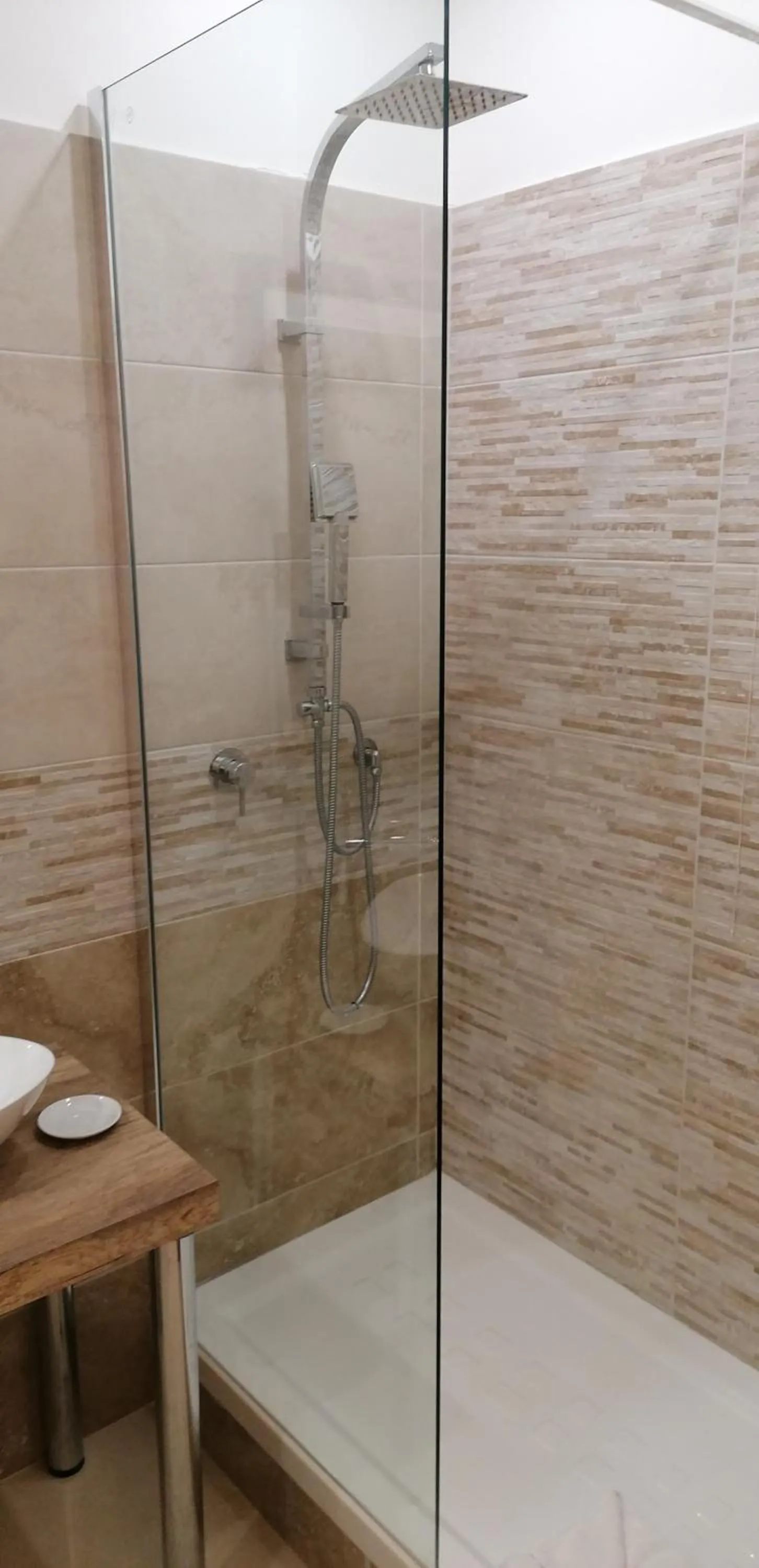 Shower in Hotel Boccascena