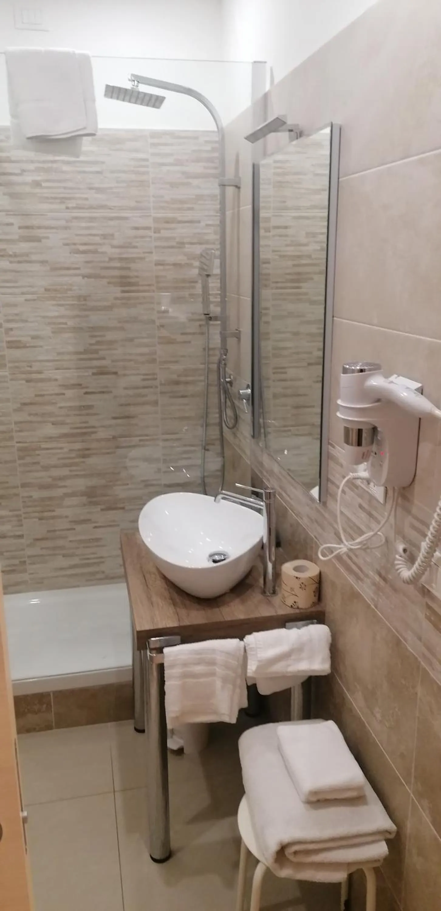 Shower in Hotel Boccascena