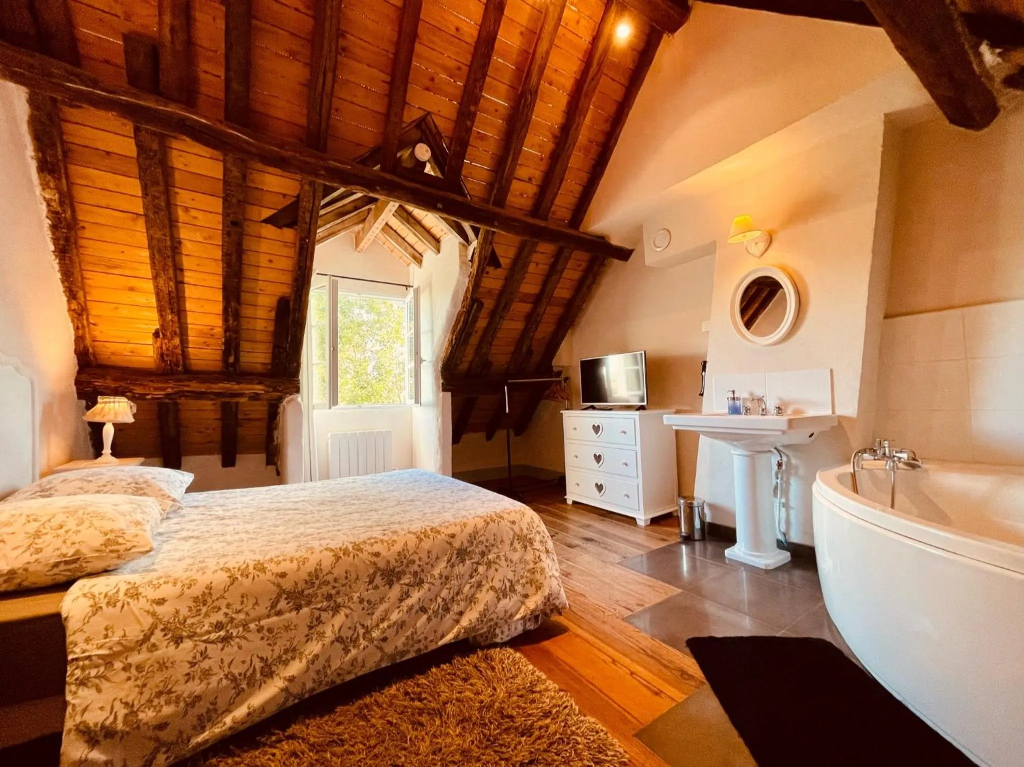Bathroom, Bed in Domaine de la Villa du Moulin de Champie - Plaine de Versailles