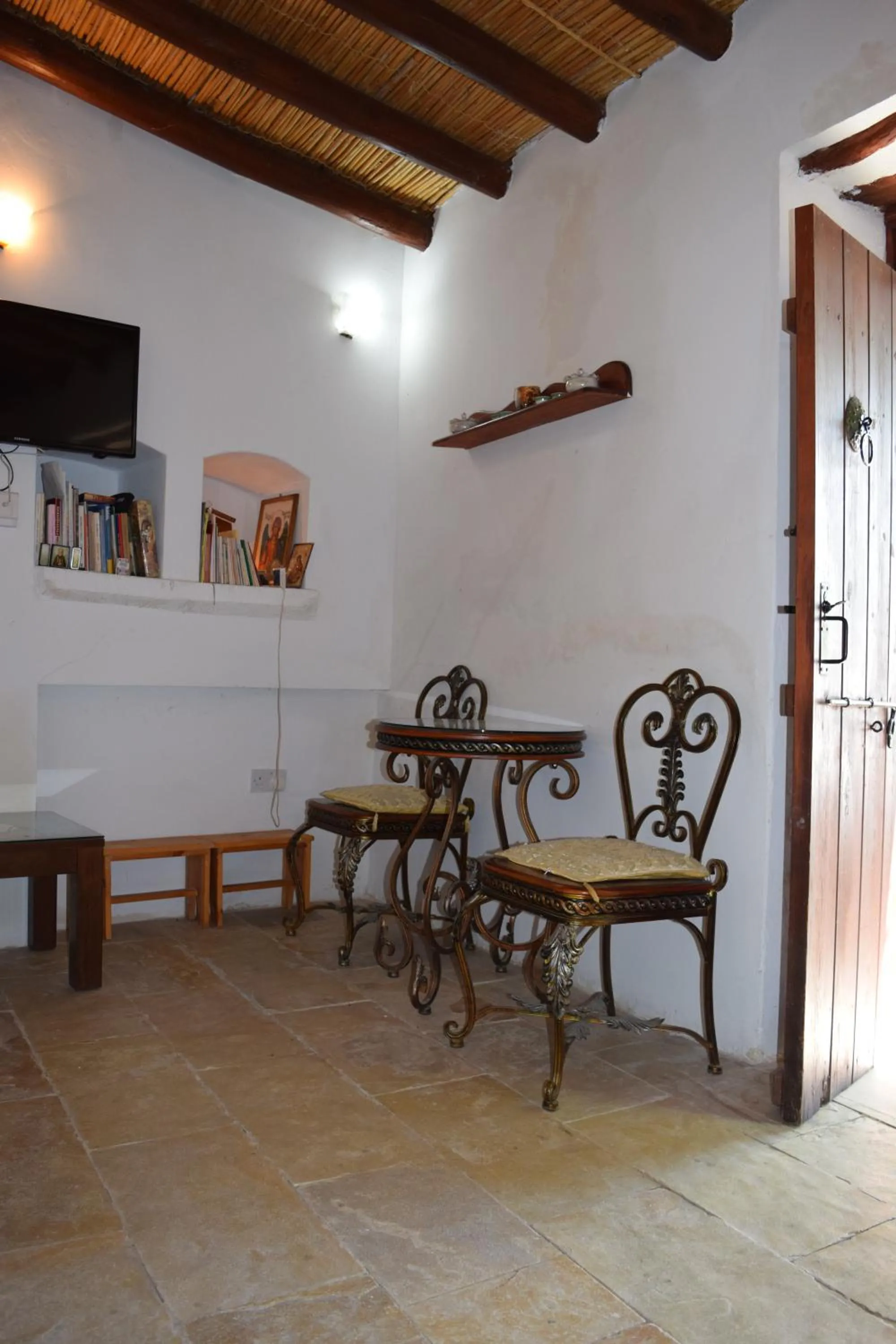 Library in Lasa Heights Hotel