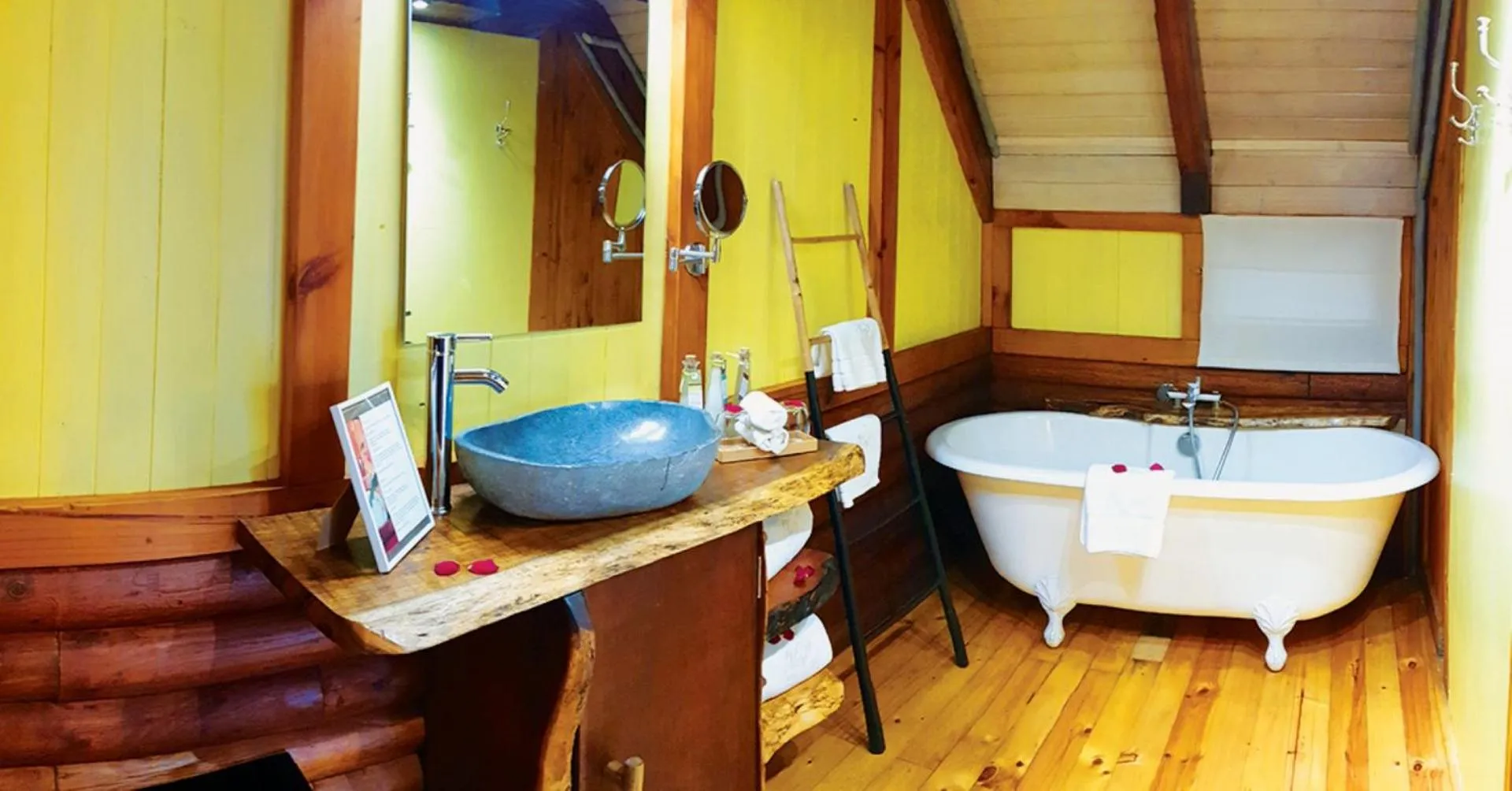 Bathroom in Lodge Roche Tamarin
