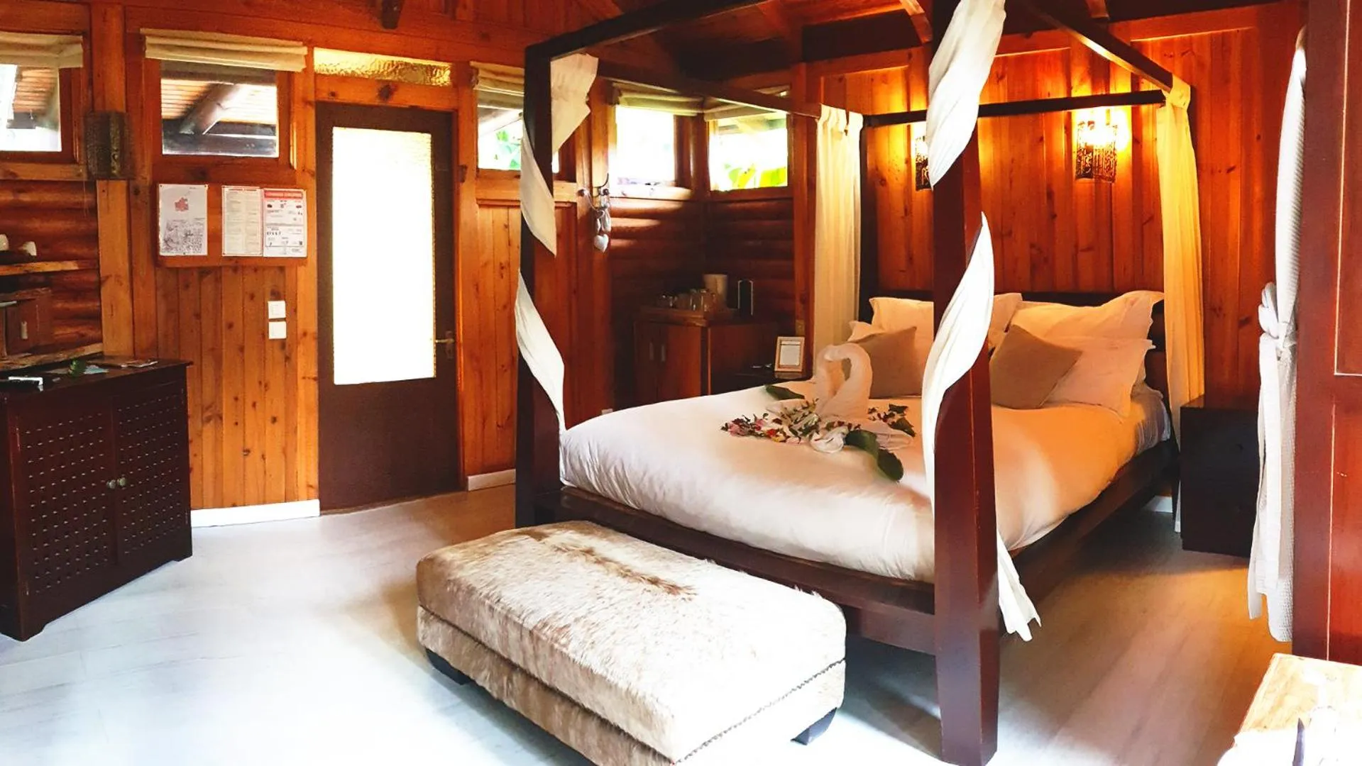 Bedroom in Lodge Roche Tamarin