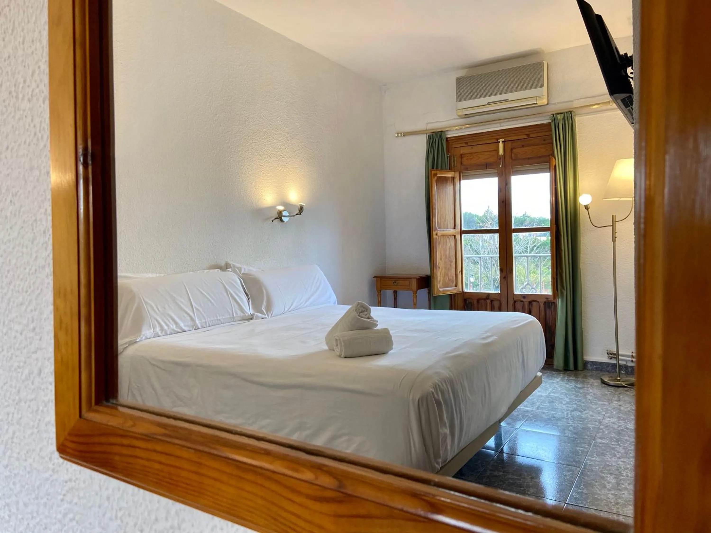 Photo of the whole room, Bed in El Mesón de Despeñaperros