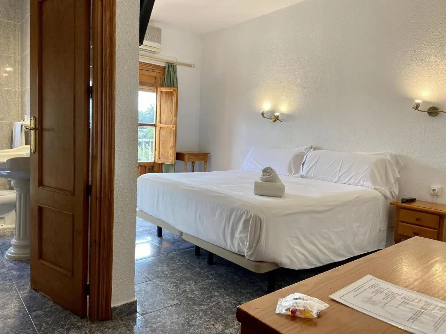 Double Standard in El Mesón de Despeñaperros Double Standard in El Mesón de Despeñaperros