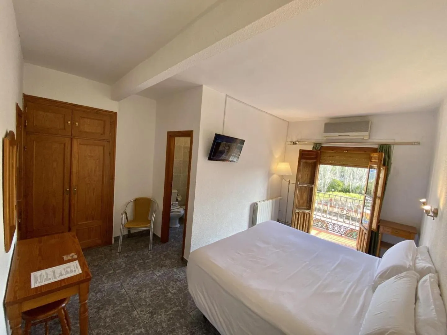 Photo of the whole room, Bed in El Mesón de Despeñaperros