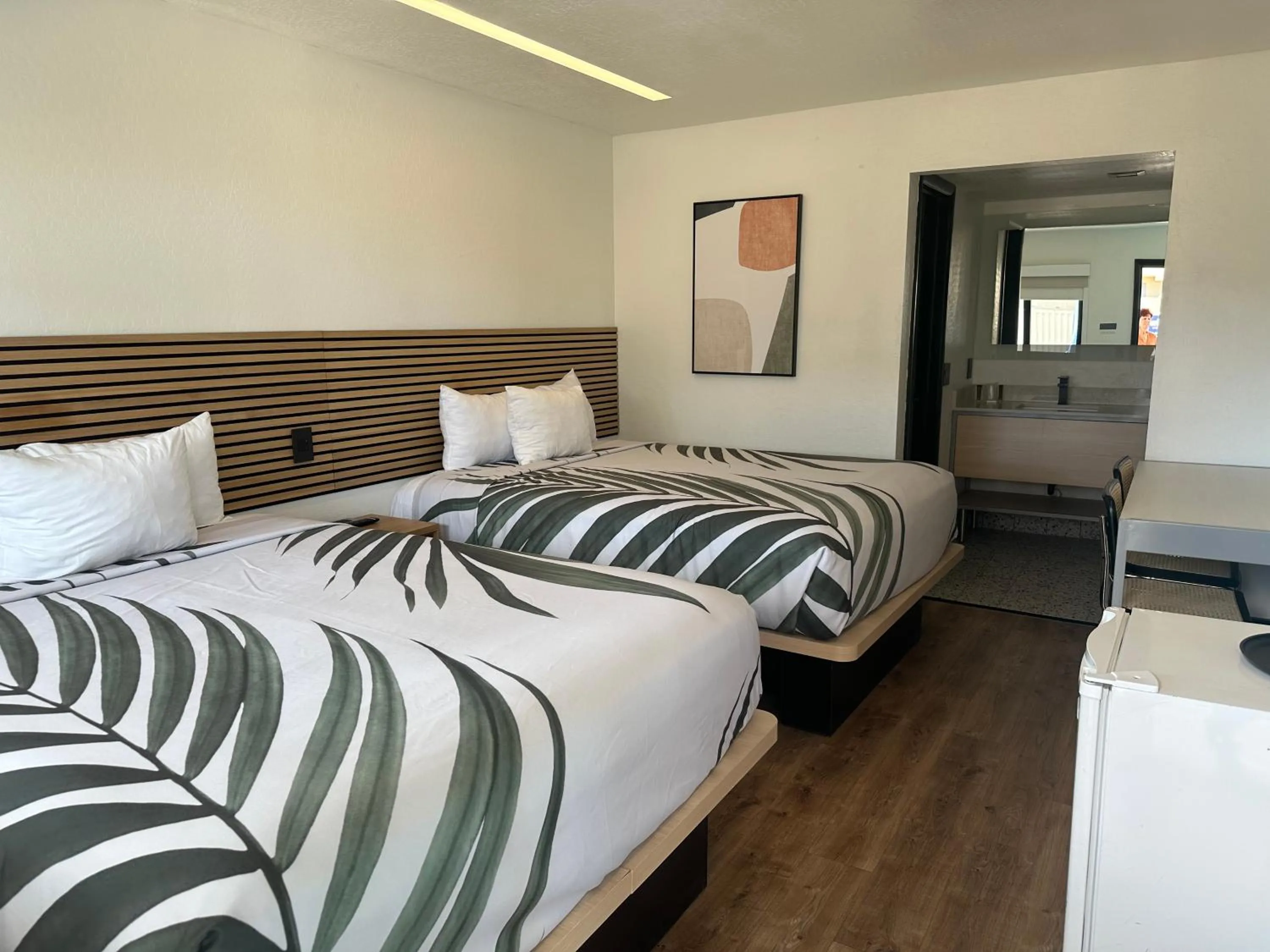 Photo of the whole room, Bed in Sway Hotel Lake Havasu