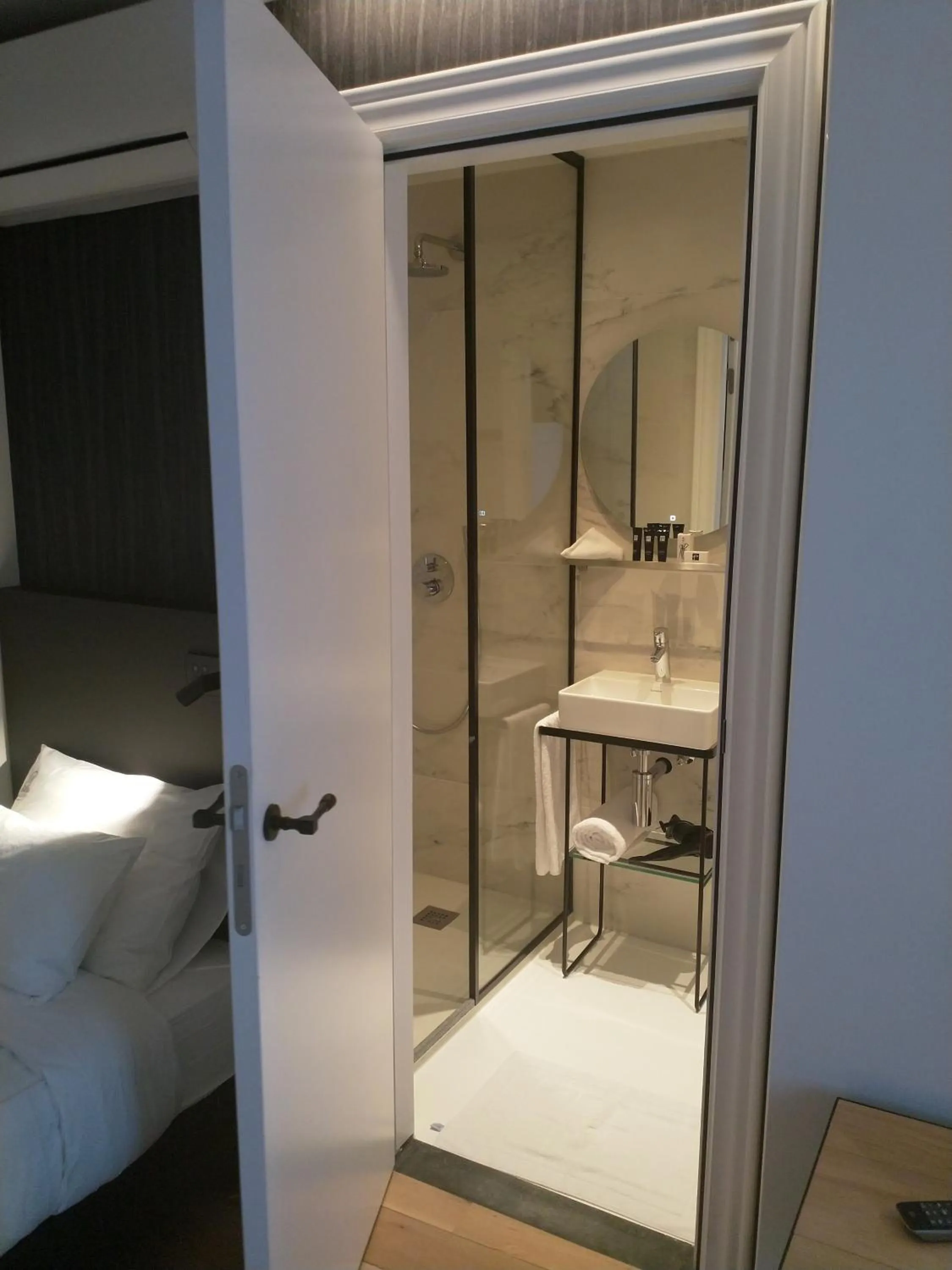 Bathroom, Bed in Hotel Kronacker