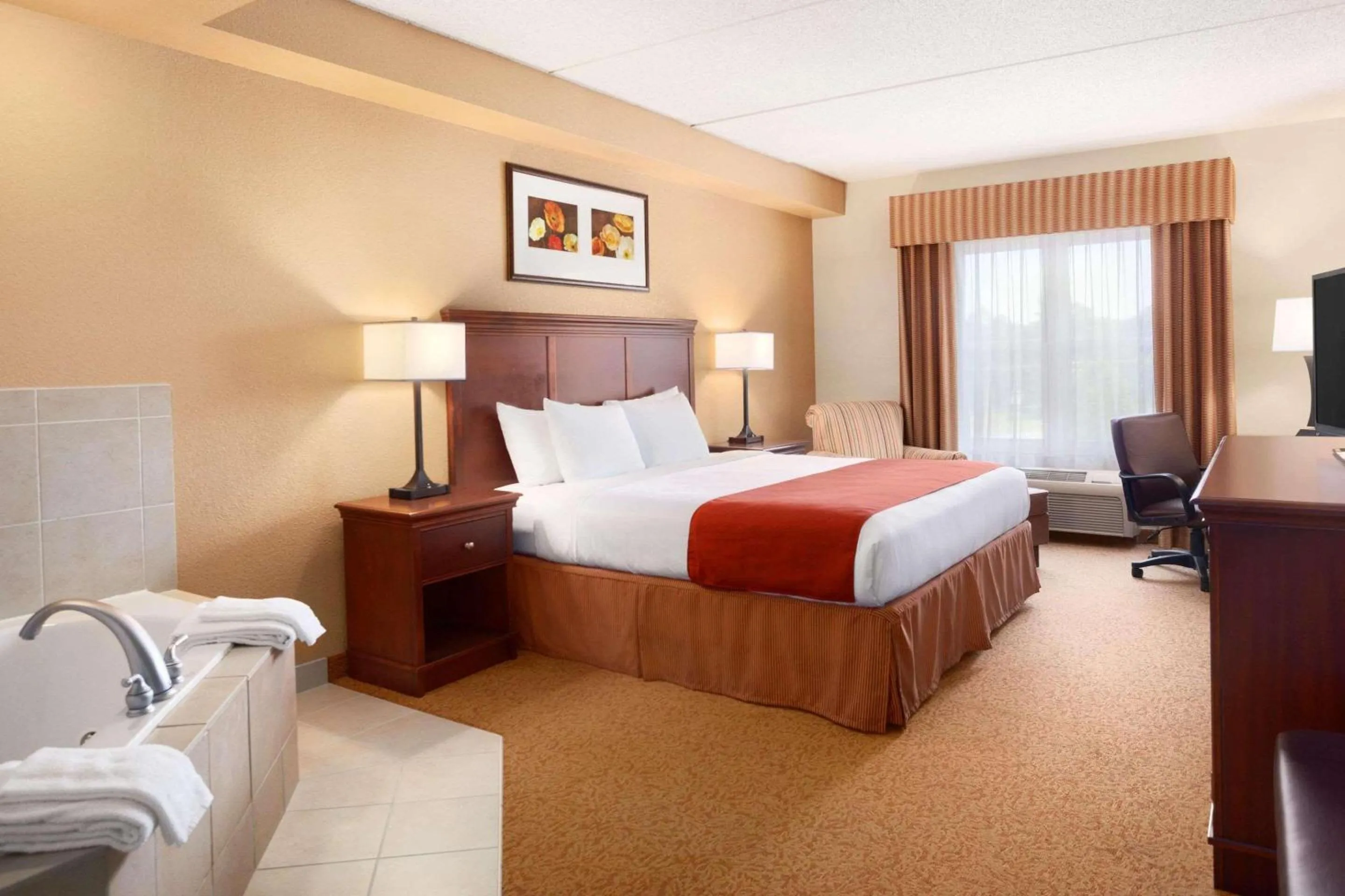 Bedroom in Country Inn & Suites by Radisson, Lexington Park (Patuxent River Naval Air Station), MD