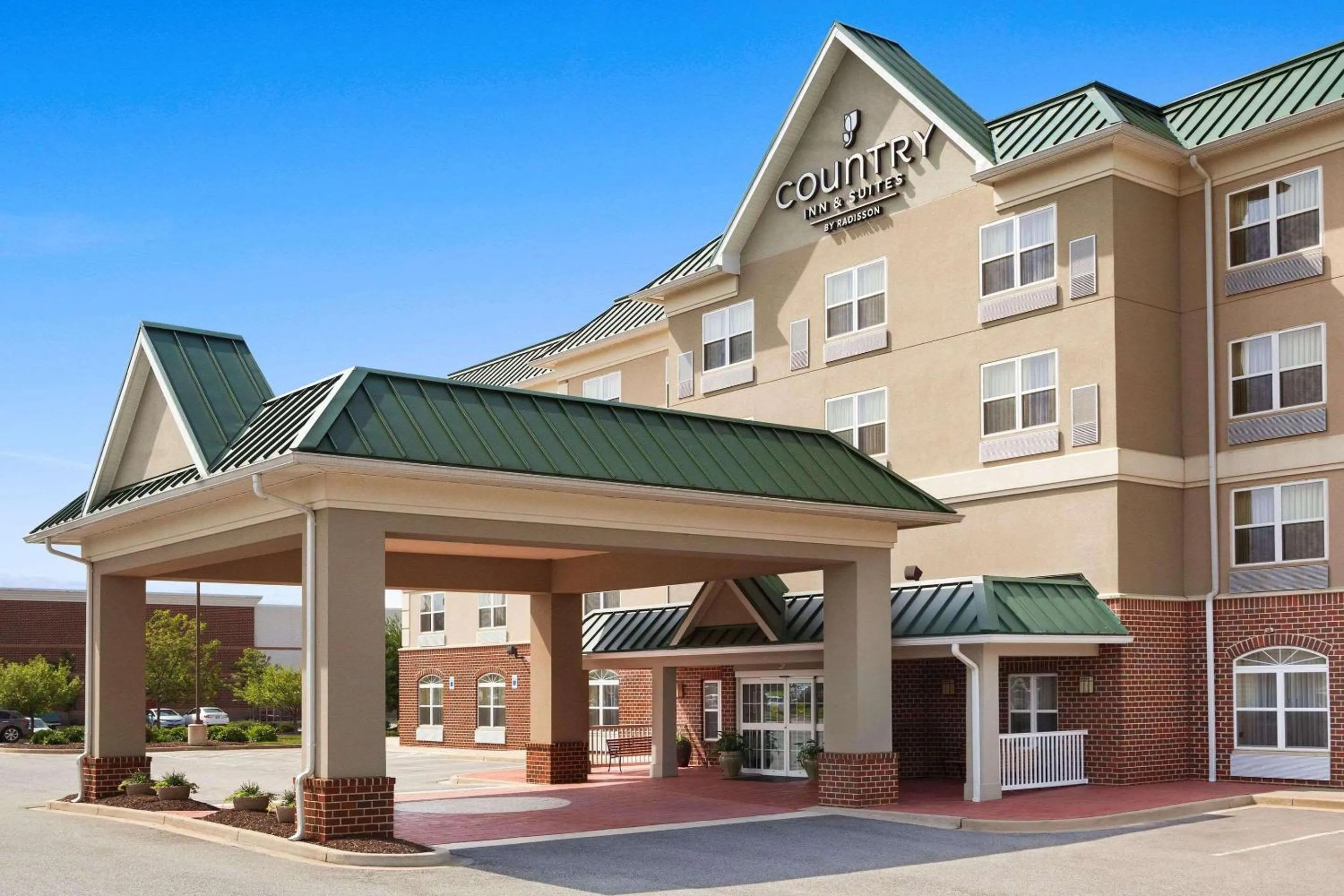 Property building in Country Inn & Suites by Radisson, Lexington Park (Patuxent River Naval Air Station), MD