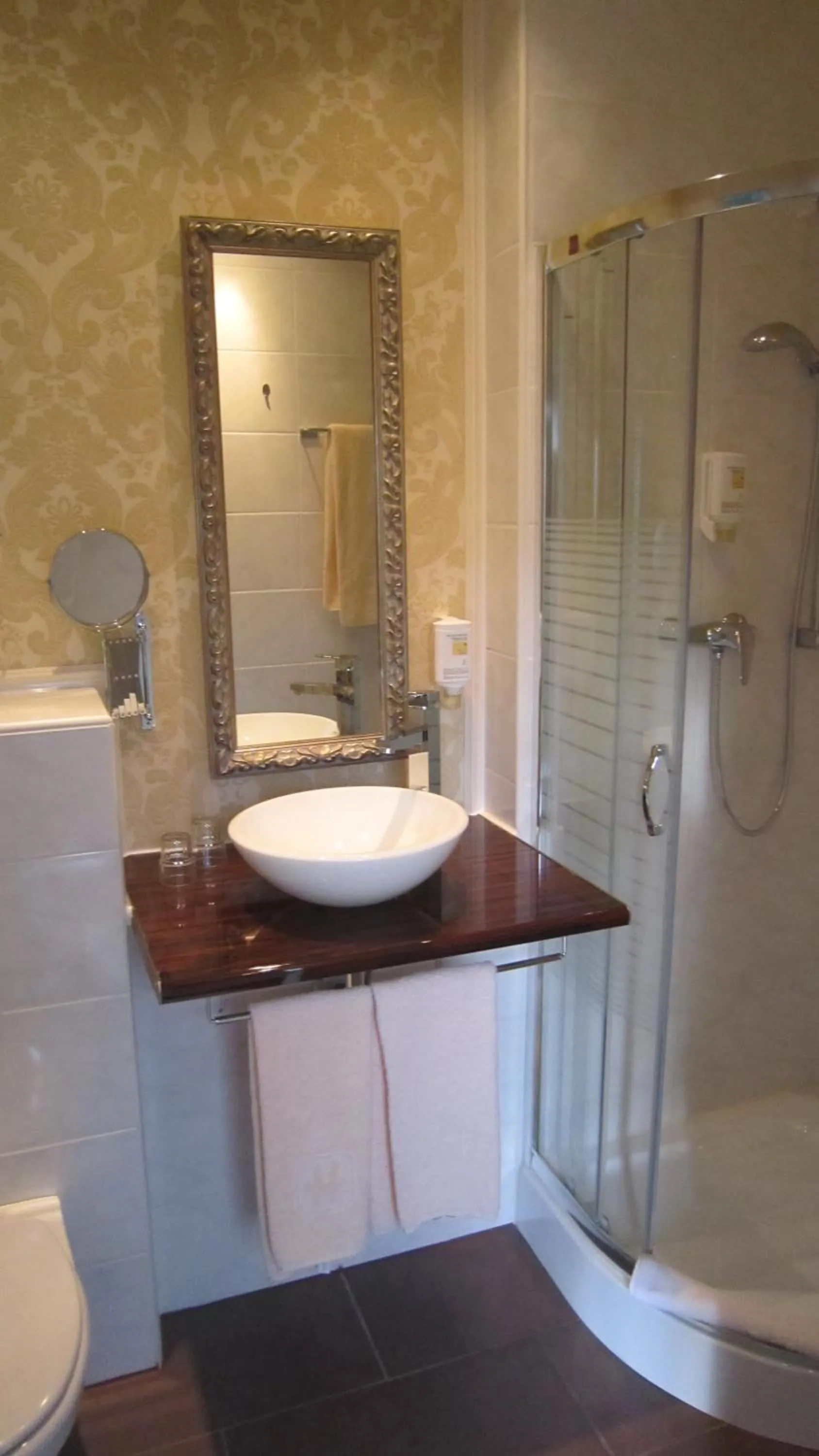 Bathroom in Ahorn Hotel