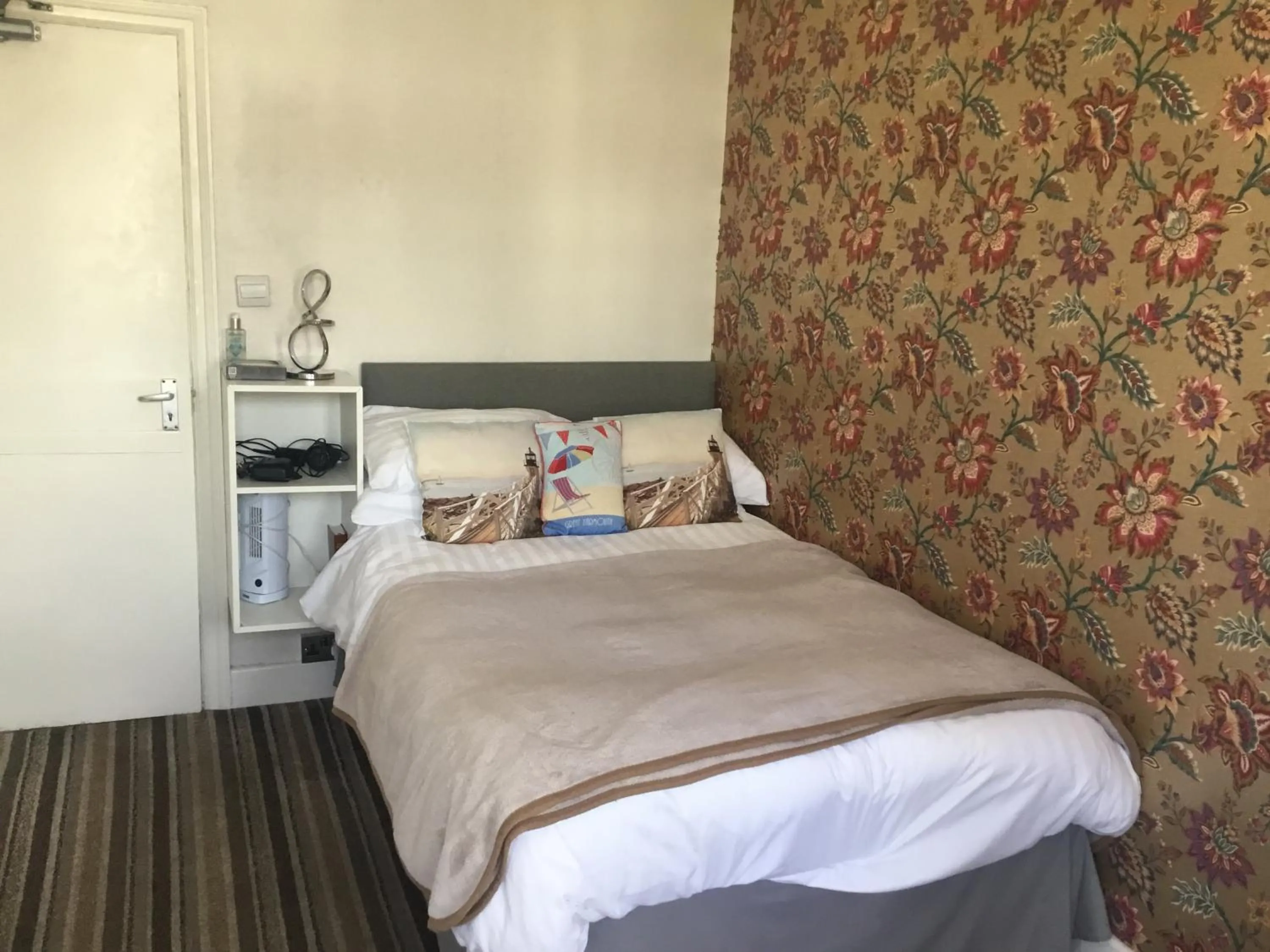 Bedroom, Bed in Dene House