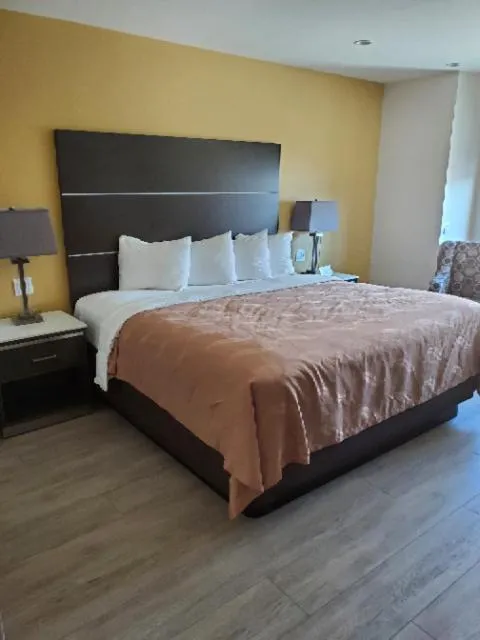 Bed in Quality Inn Banning I-10