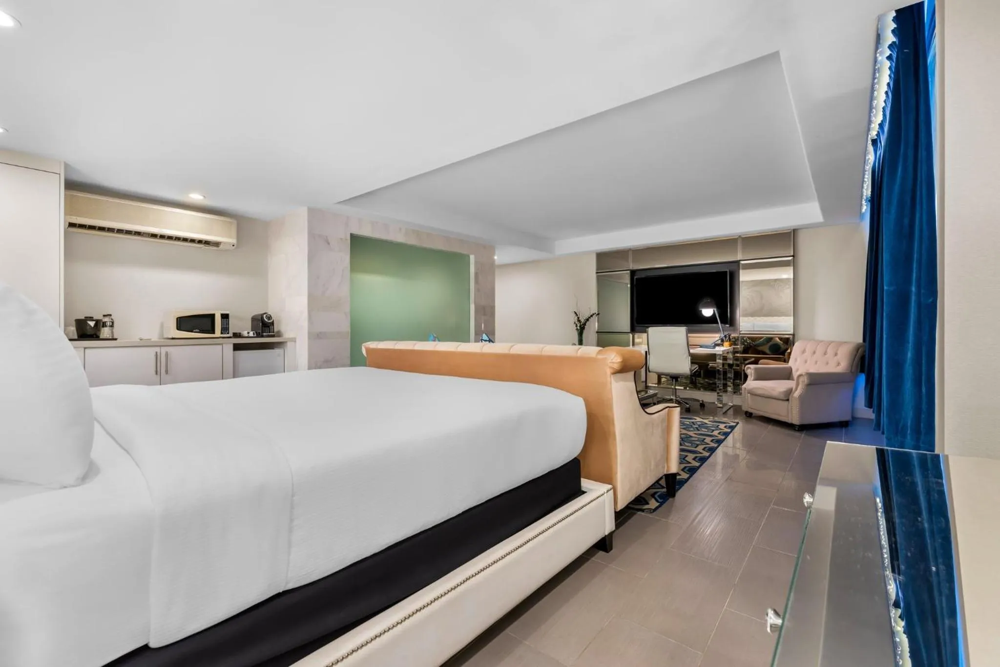 Photo of the whole room, Bed in The Hills Hotel, an IHG Hotel