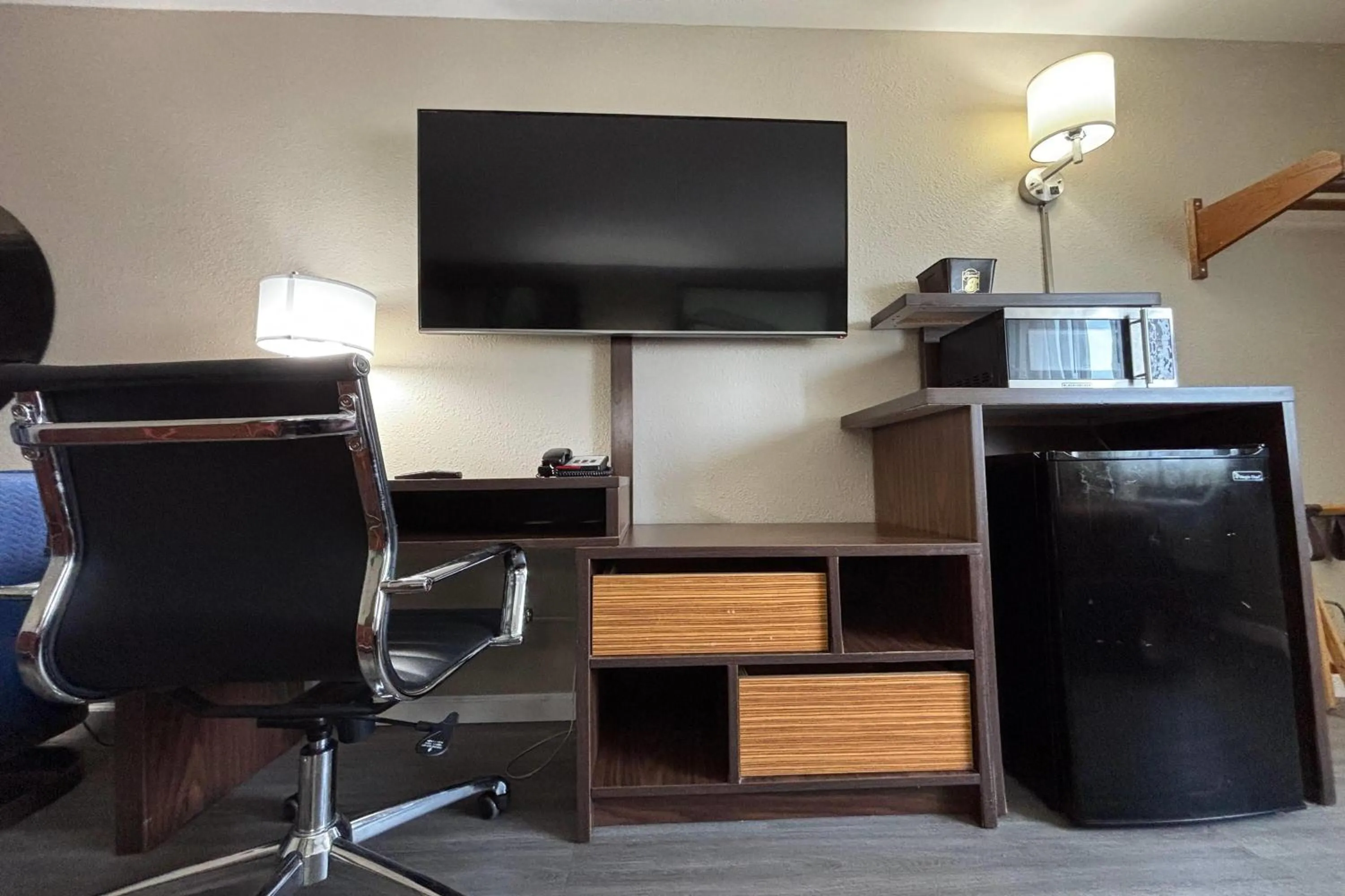 Photo of the whole room in Super 8 by Wyndham Alton