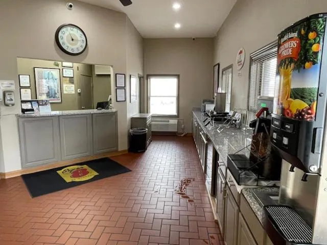 Lobby or reception in Super 8 by Wyndham Alton