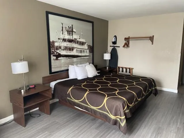 Bedroom, Bed in Super 8 by Wyndham Alton