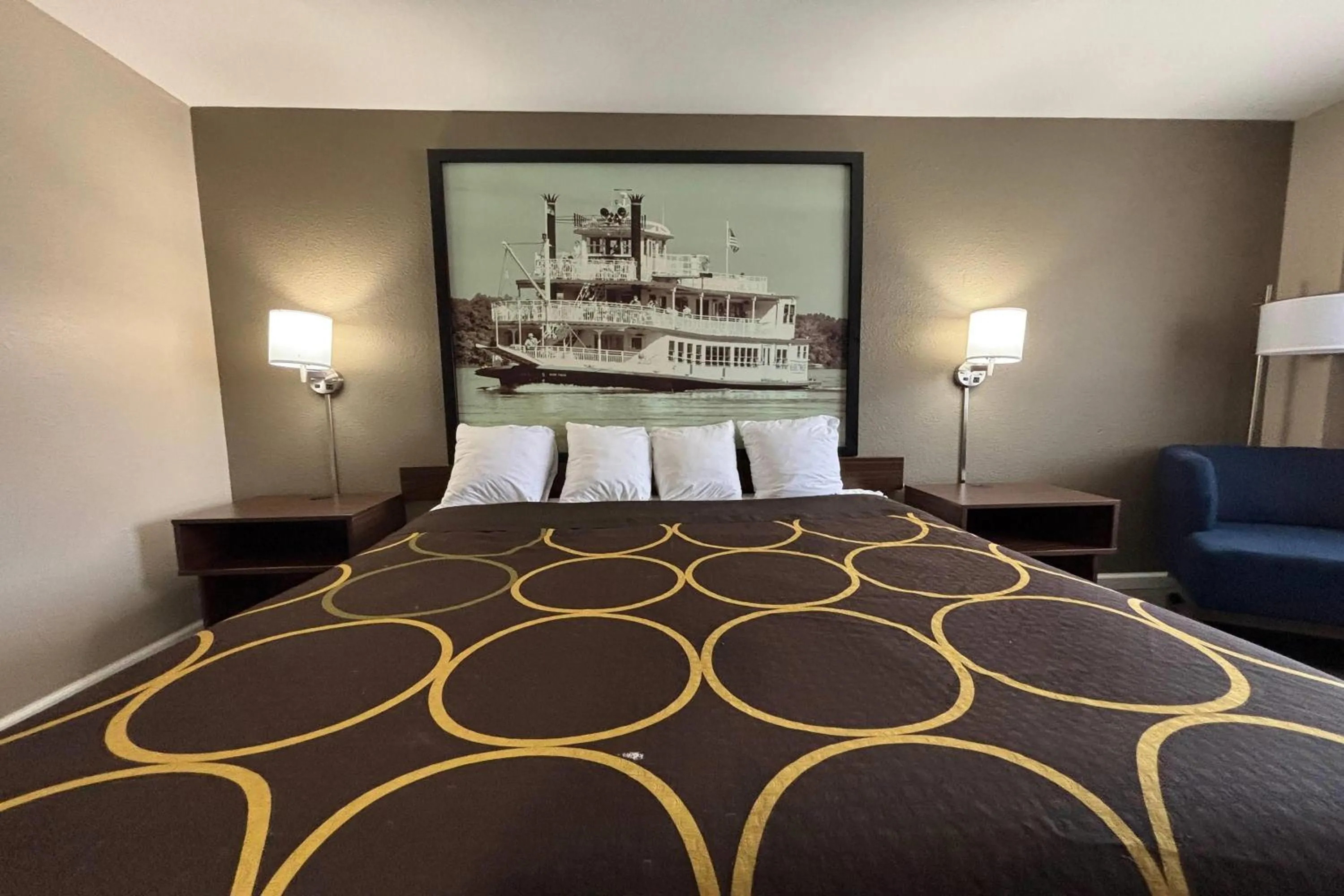 Photo of the whole room, Bed in Super 8 by Wyndham Alton