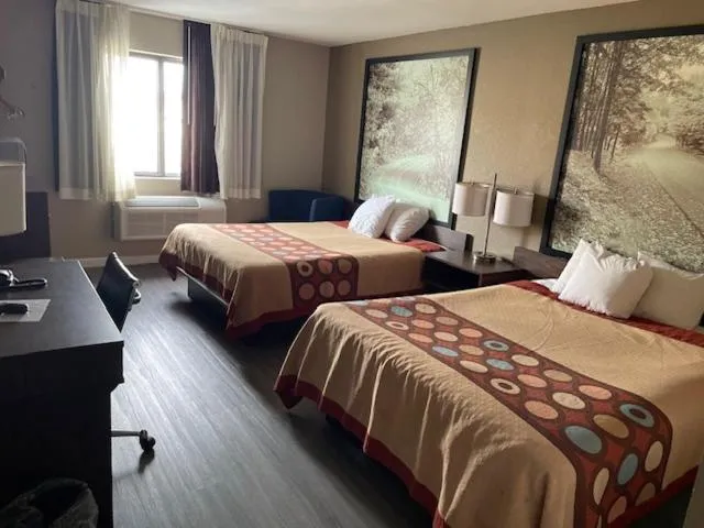 Bedroom, Bed in Super 8 by Wyndham Alton