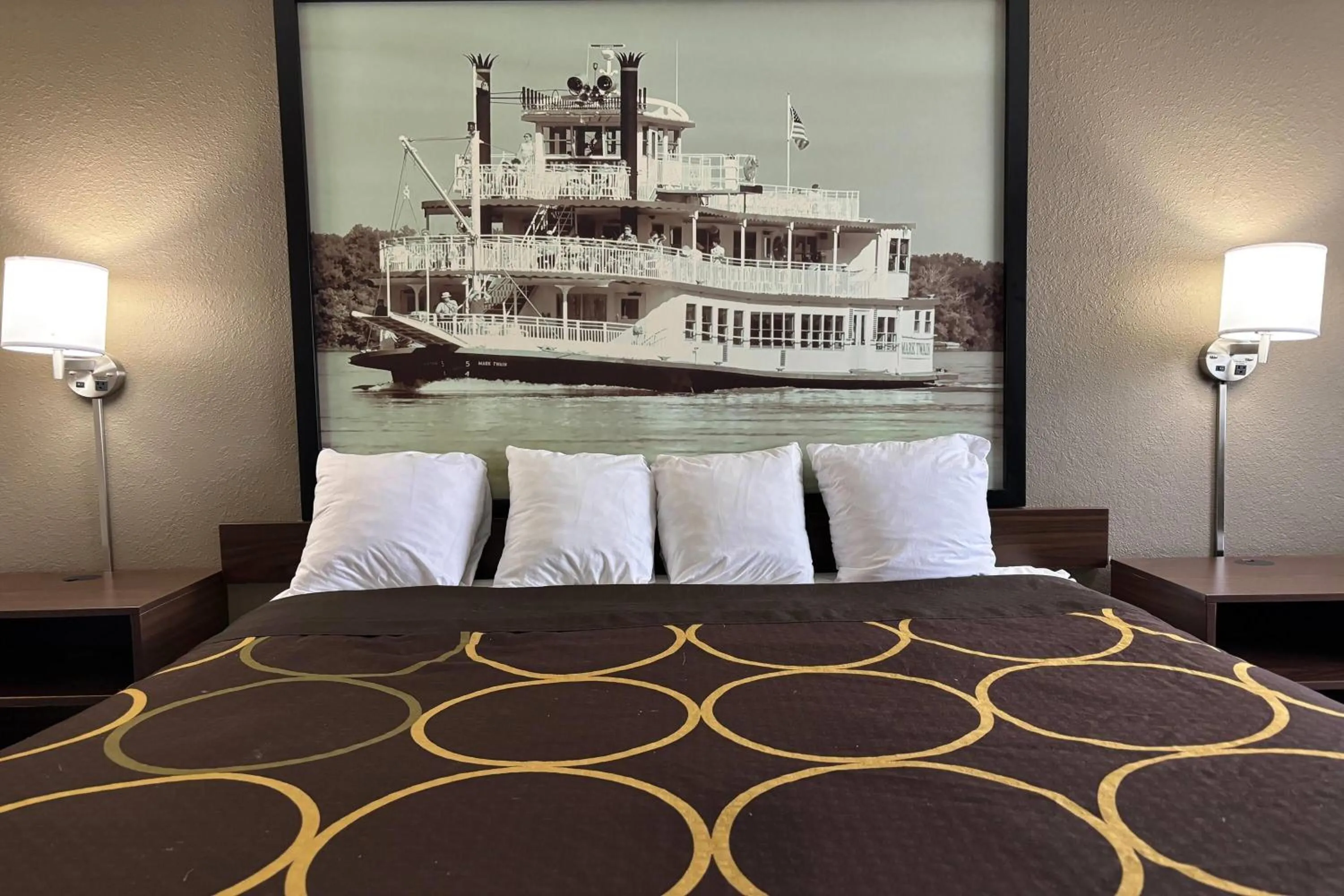 Photo of the whole room, Bed in Super 8 by Wyndham Alton