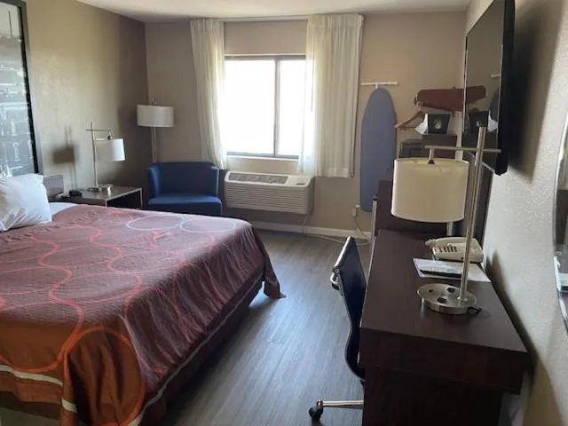 Bedroom, Bed in Super 8 by Wyndham Alton