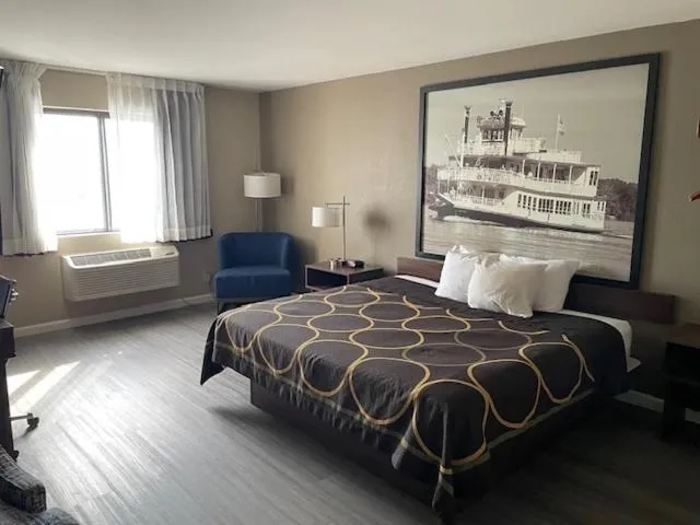 Bedroom, Bed in Super 8 by Wyndham Alton