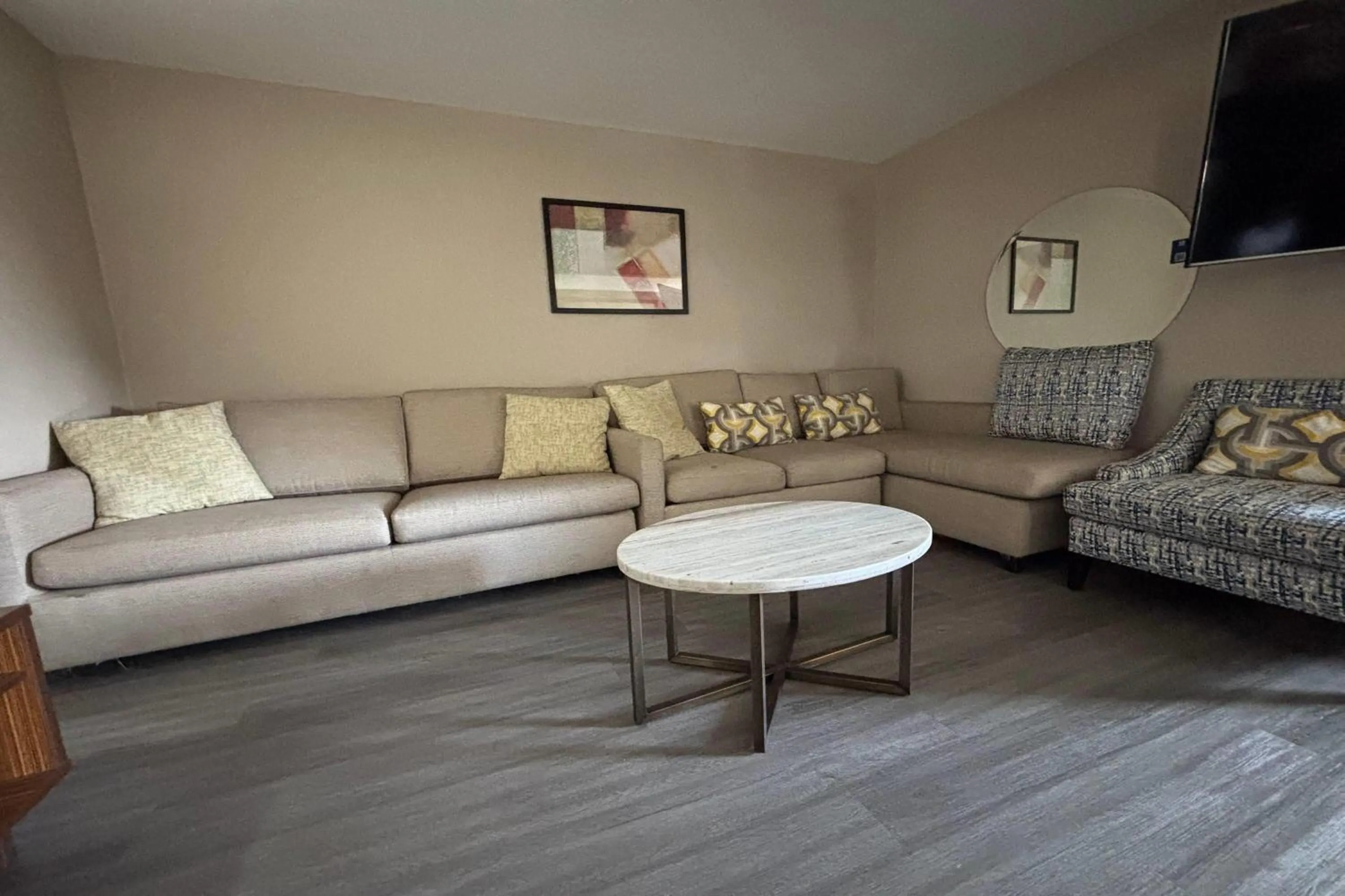 Photo of the whole room in Super 8 by Wyndham Alton