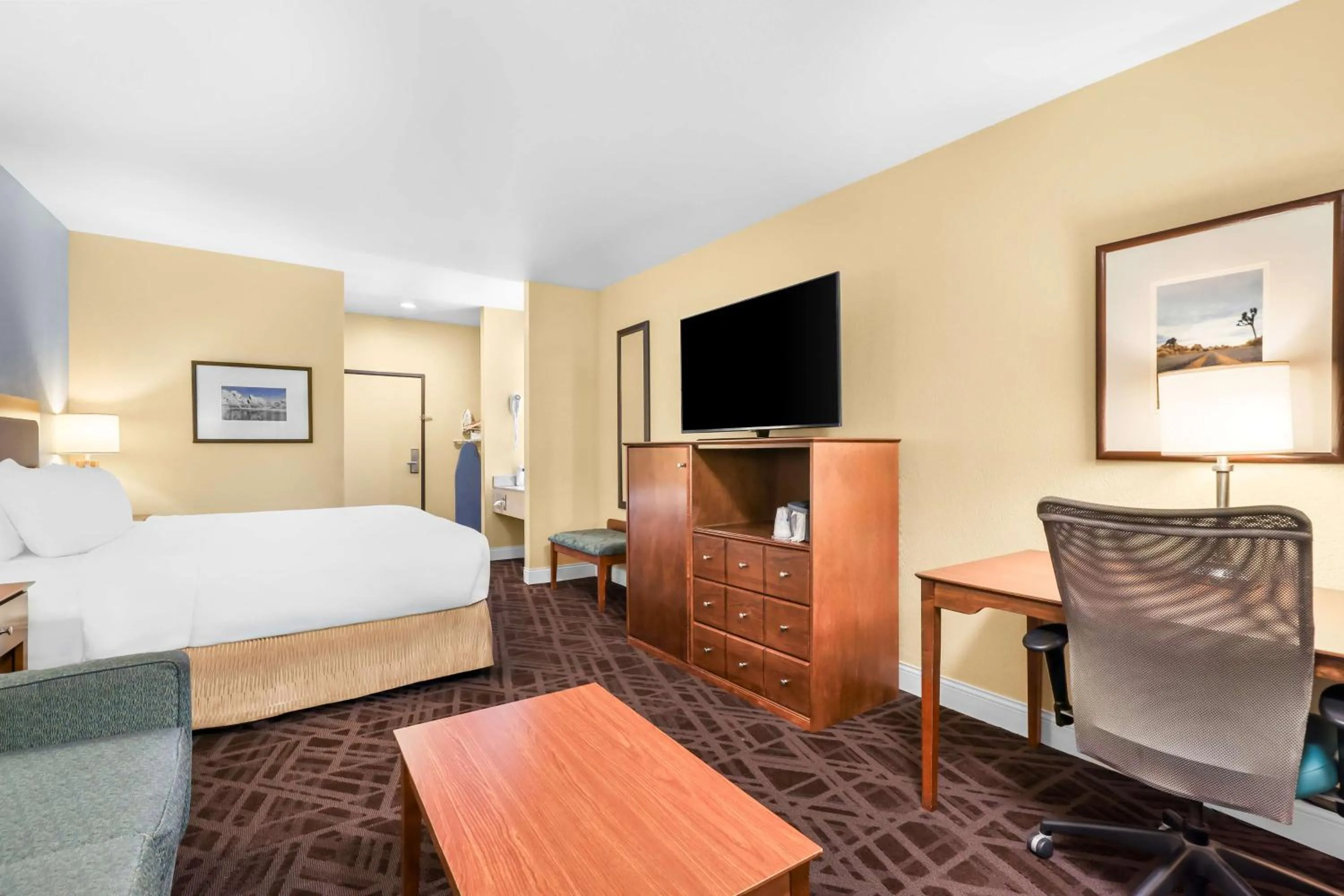 Bedroom, Bed in Sure Stay Plus by Best Western Twentynine Palms Joshua Tree