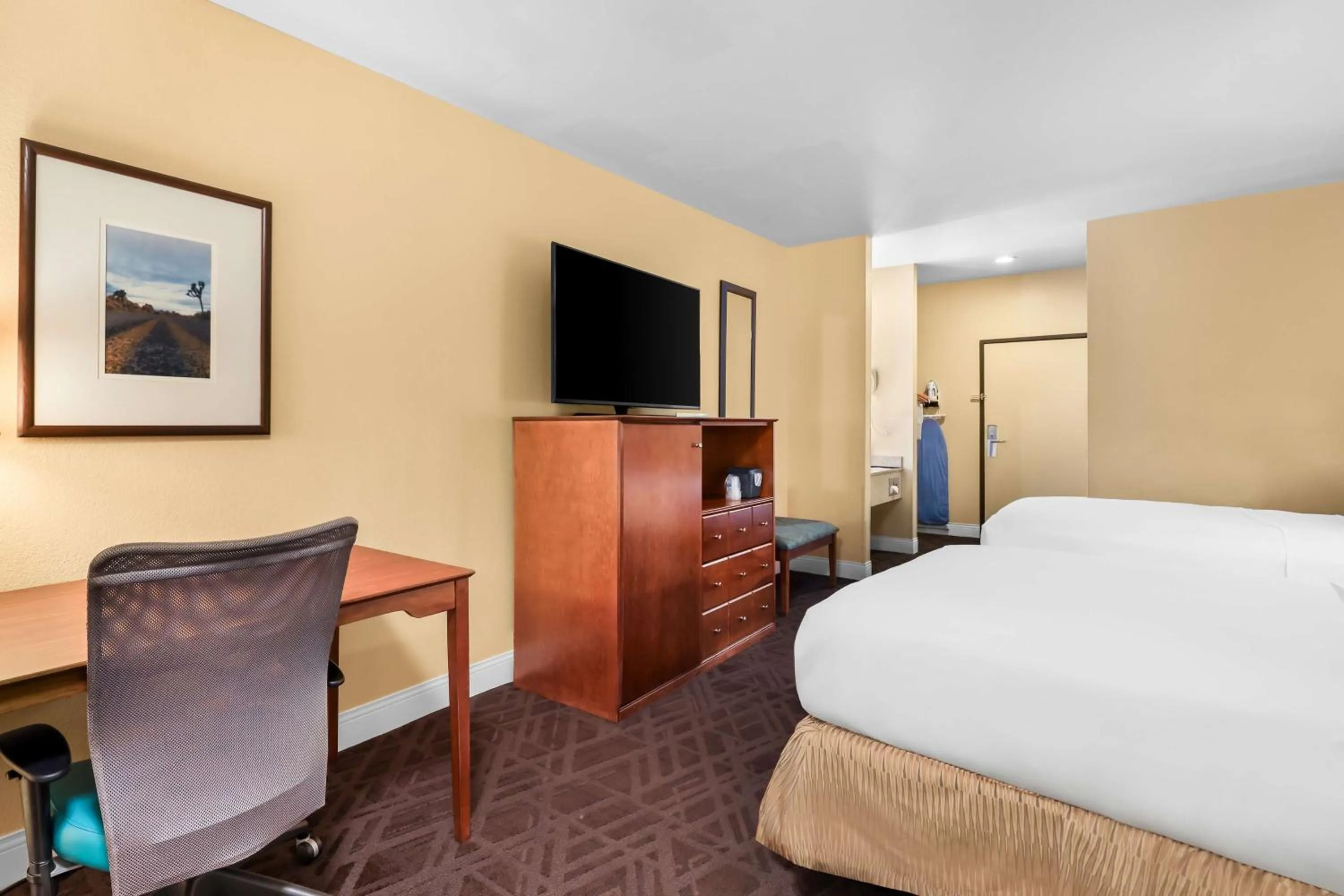 Bedroom, Bed in Sure Stay Plus by Best Western Twentynine Palms Joshua Tree