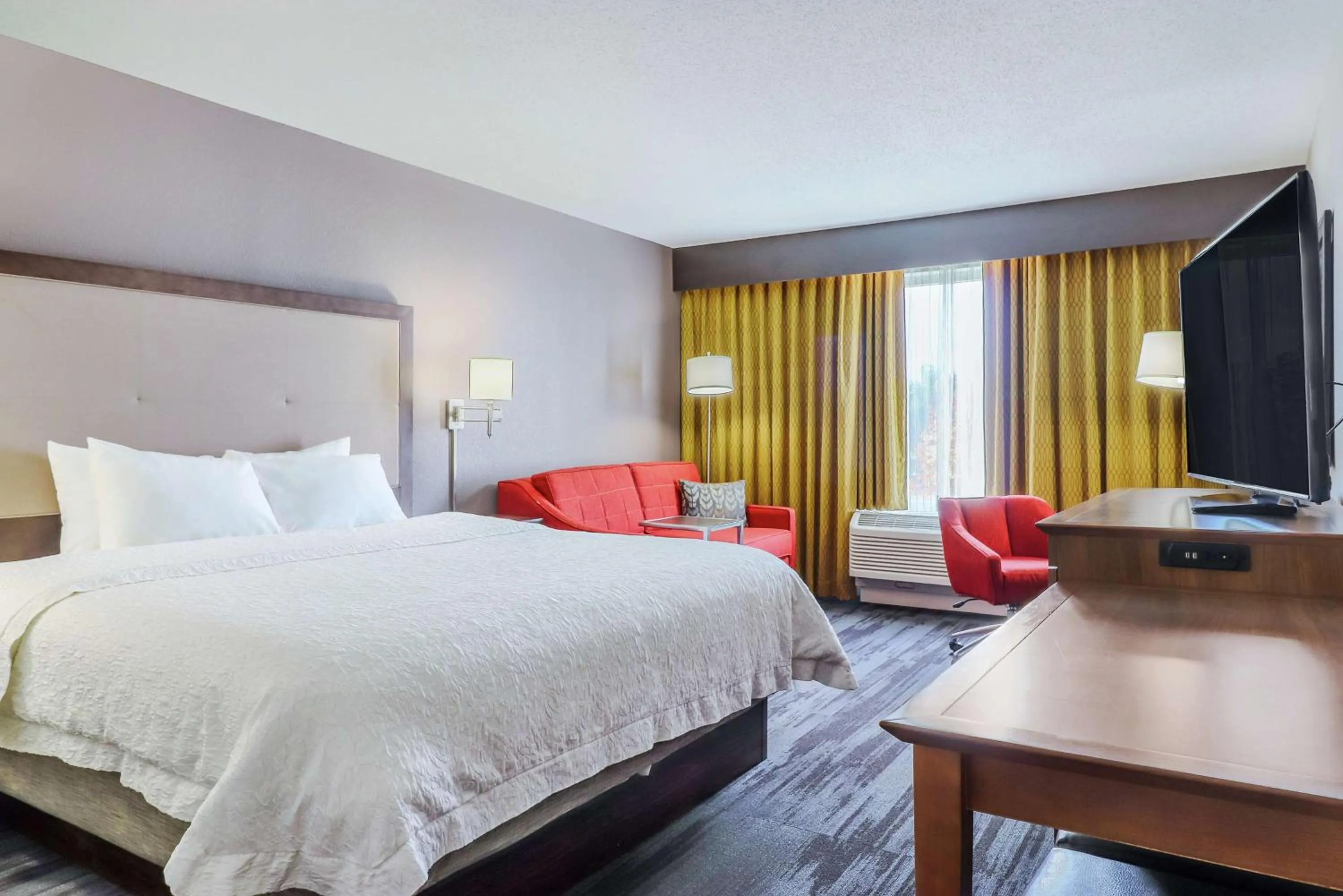 Bedroom, Bed in Hampton Inn Heath