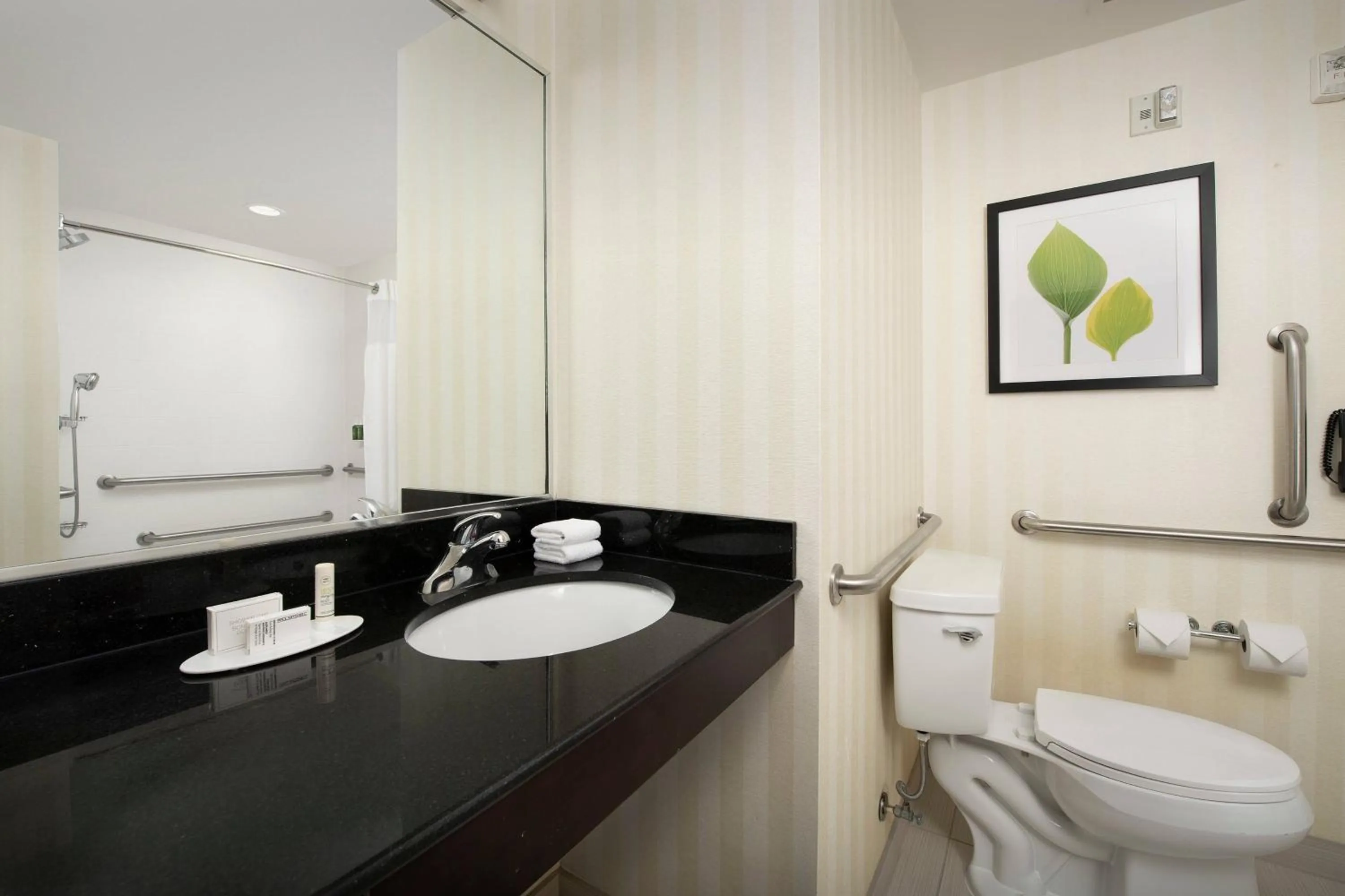 Bathroom in Fairfield Inn & Suites Baltimore BWI Airport